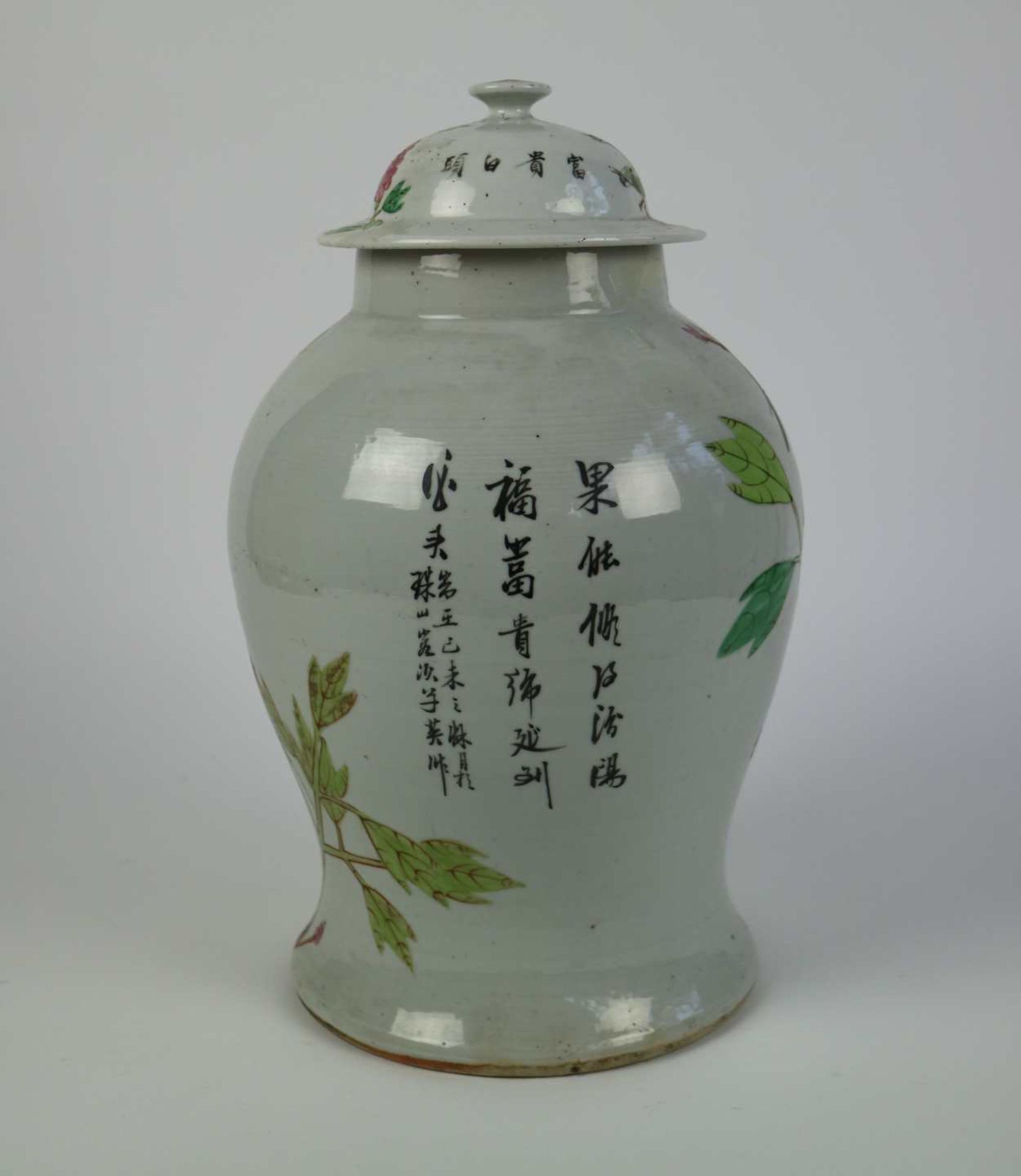 A Chinese vase with floral design and cover - Image 3 of 8