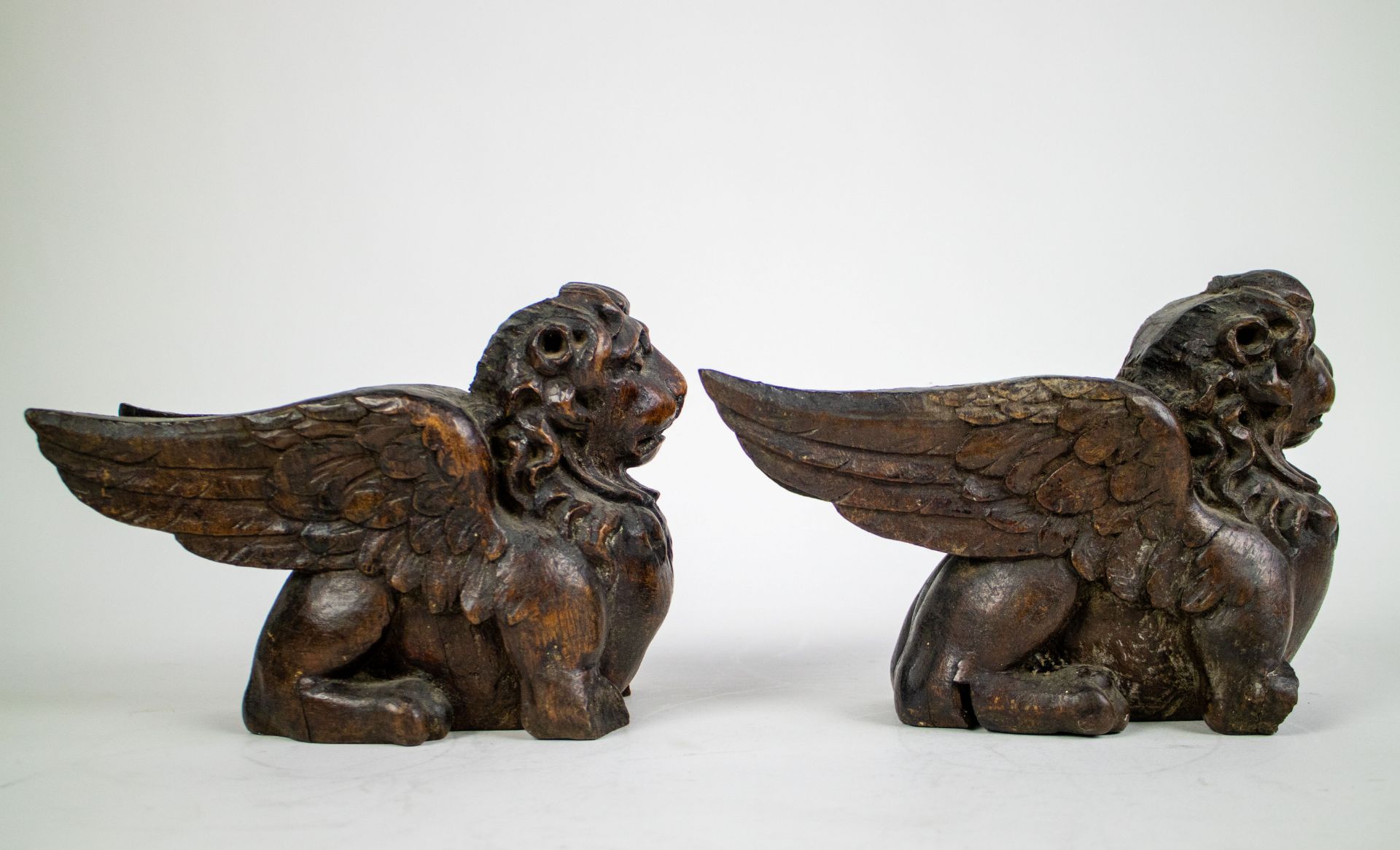 2 wooden winged lions 17thC - Image 3 of 6
