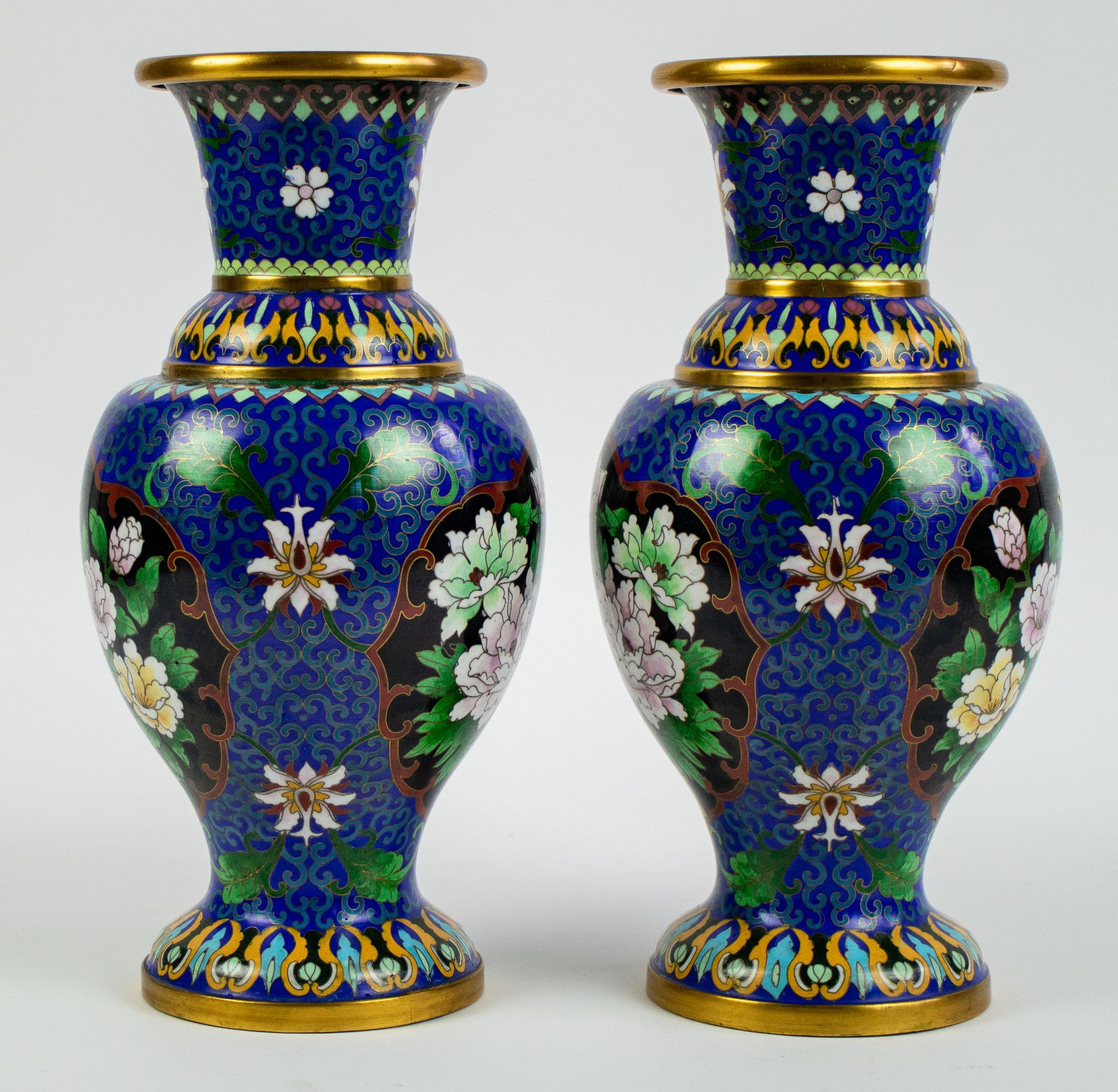 A pair of cloissoné vases - Image 4 of 6