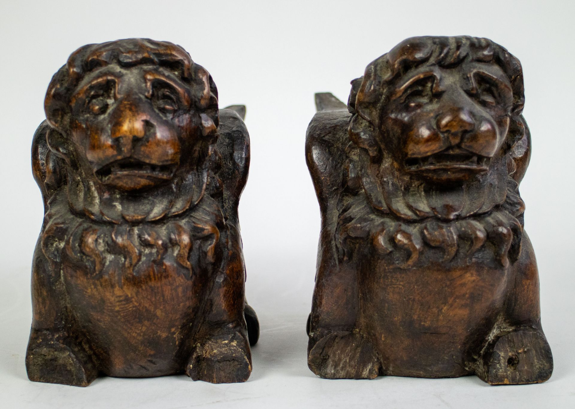 2 wooden winged lions 17thC - Image 2 of 6