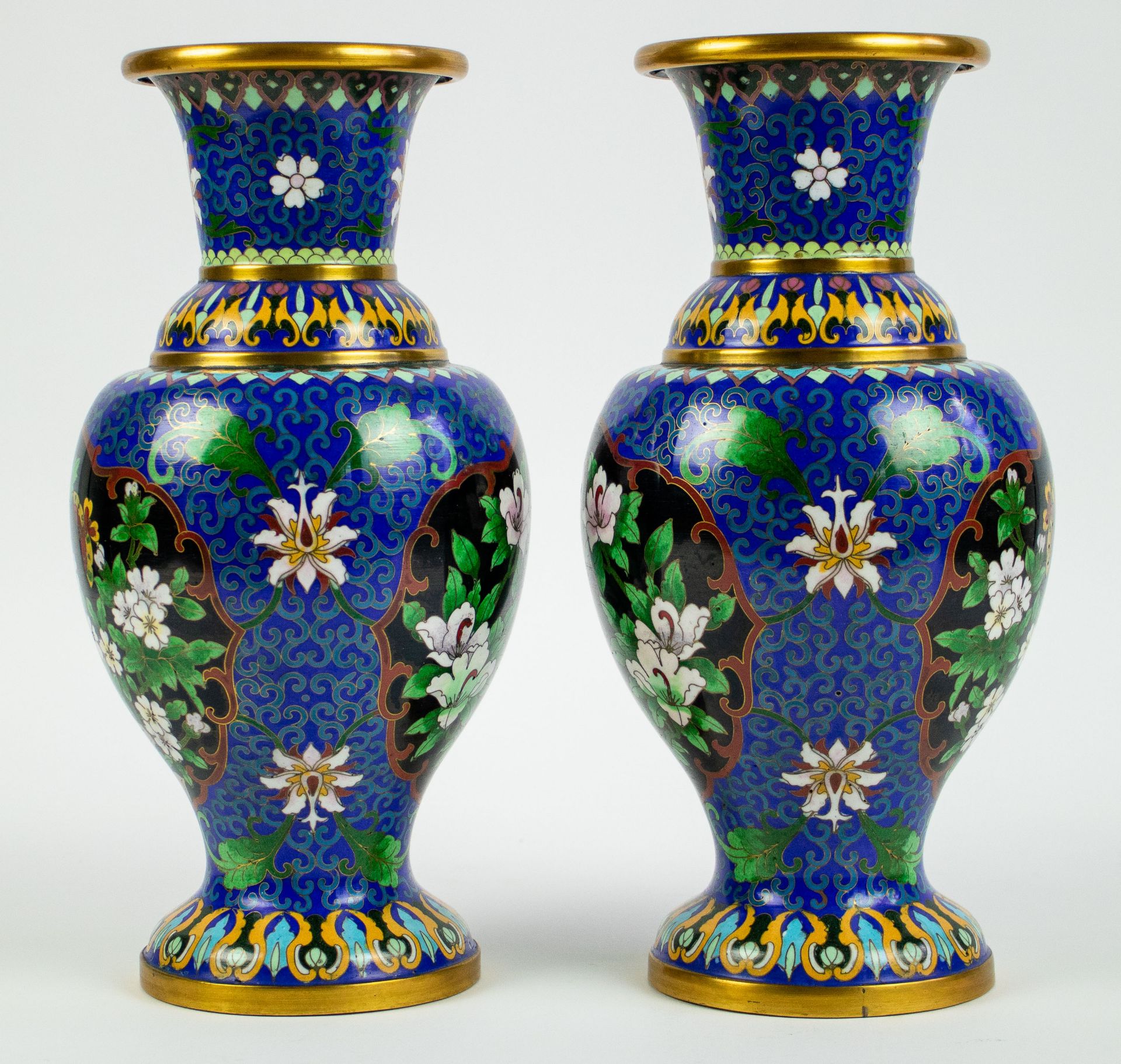 A pair of cloissoné vases - Image 2 of 6