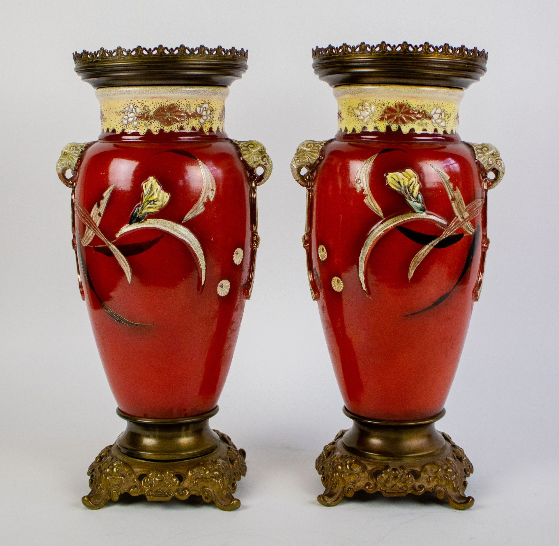 Pair of Japanese vases on a bronze feet