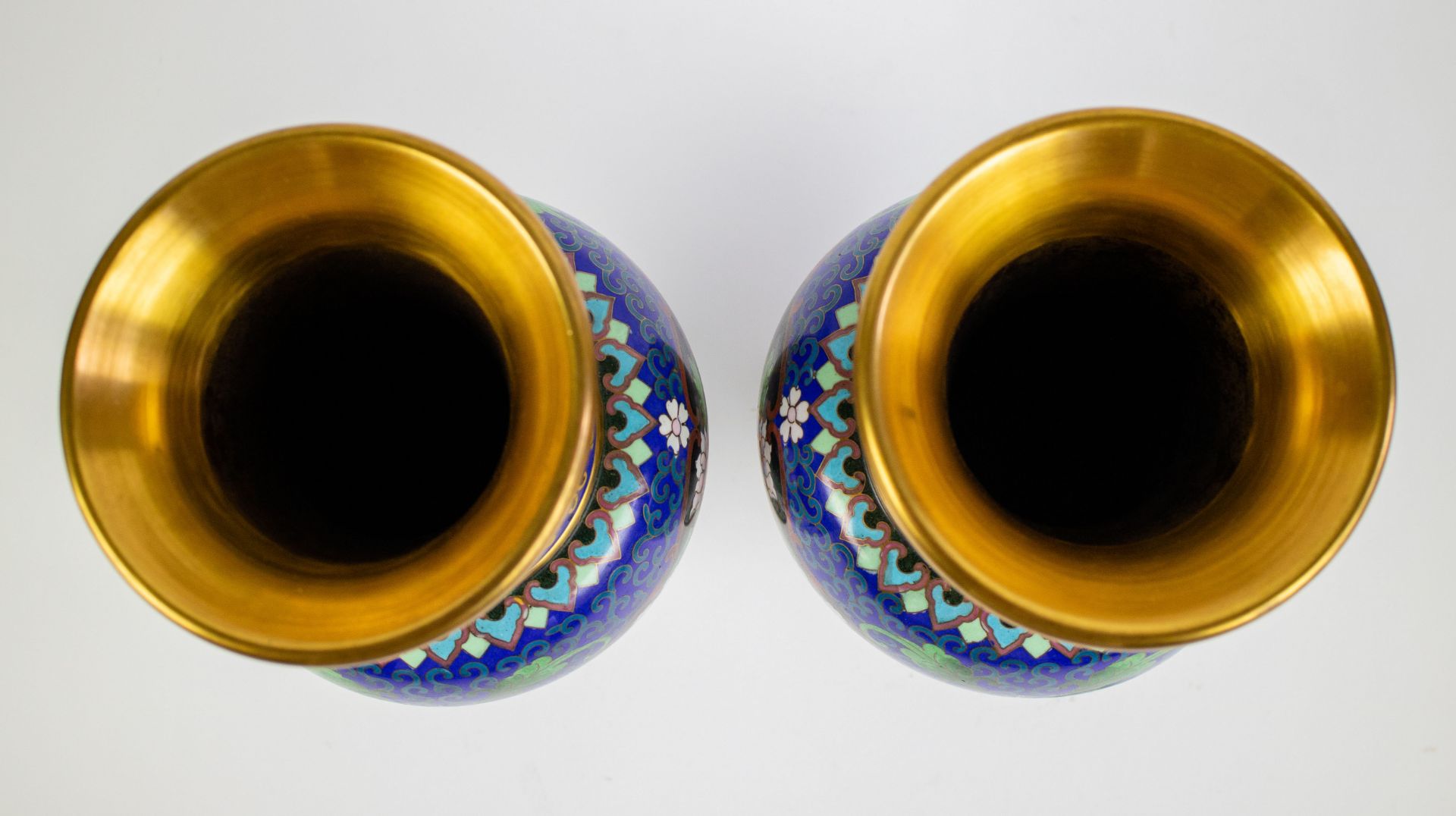 A pair of cloissoné vases - Image 5 of 6