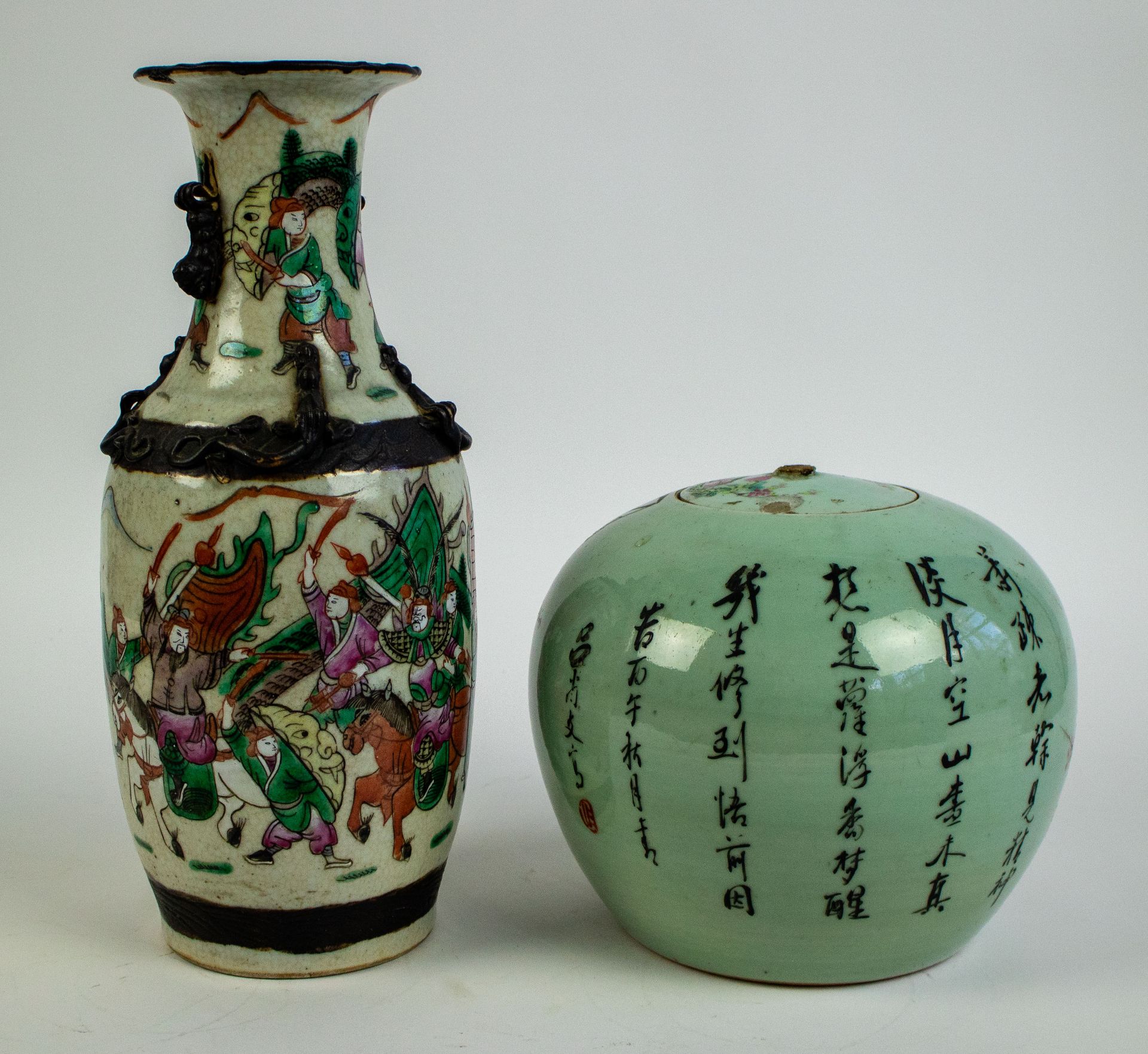 Lot with a Nankin vase and a Chinese pot with cover - Image 2 of 4