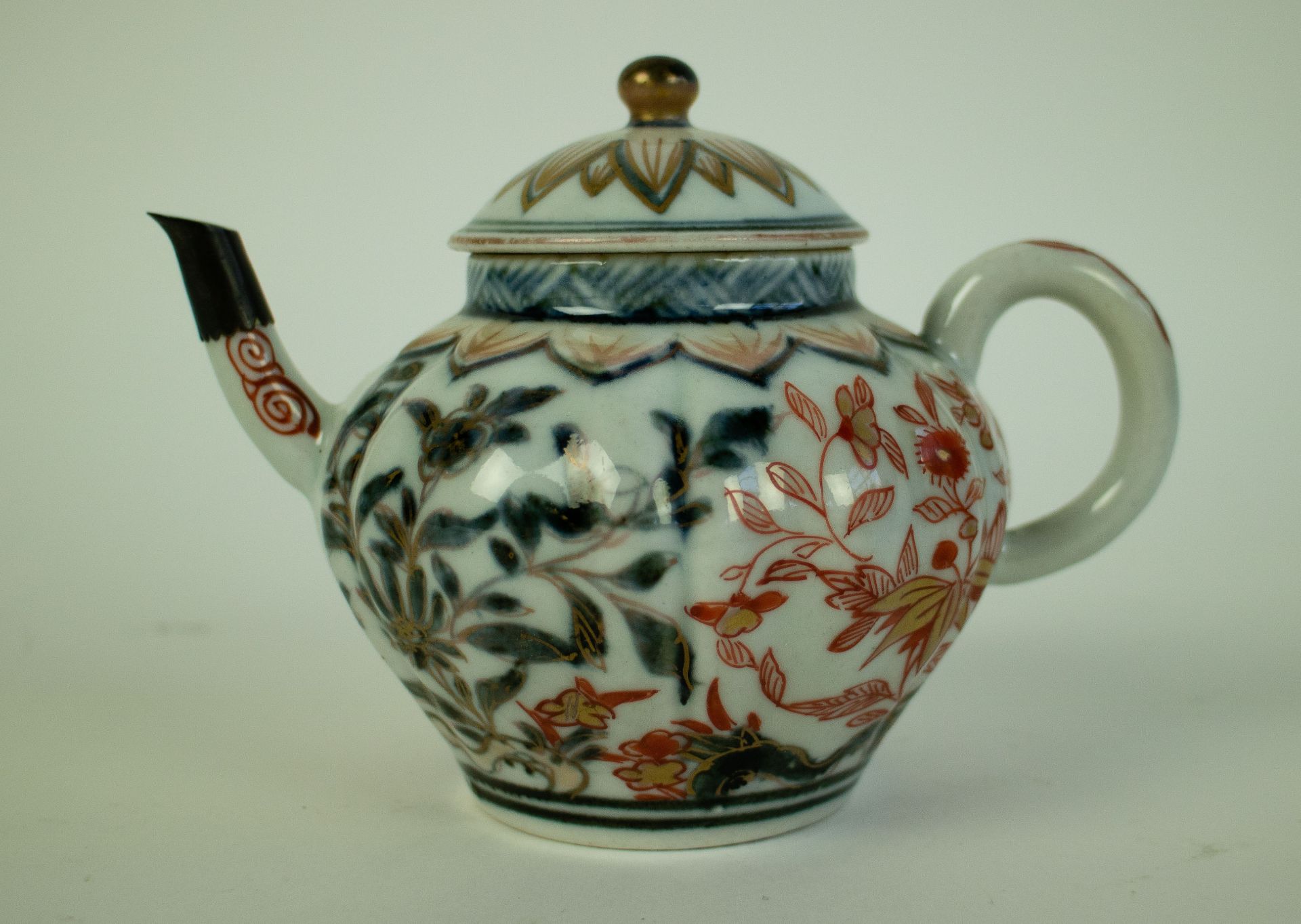 A Chinese imari tea pot