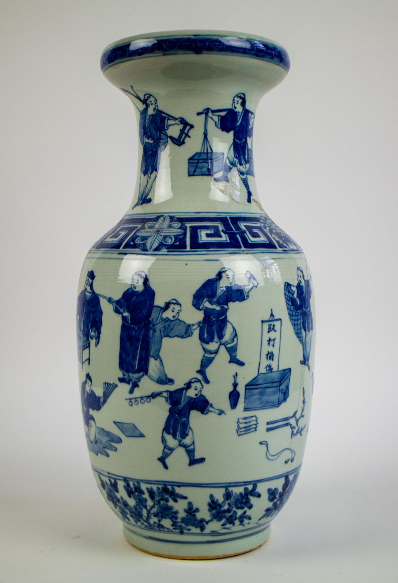 A Chinese blue/white vase - Bild 2 aus 7