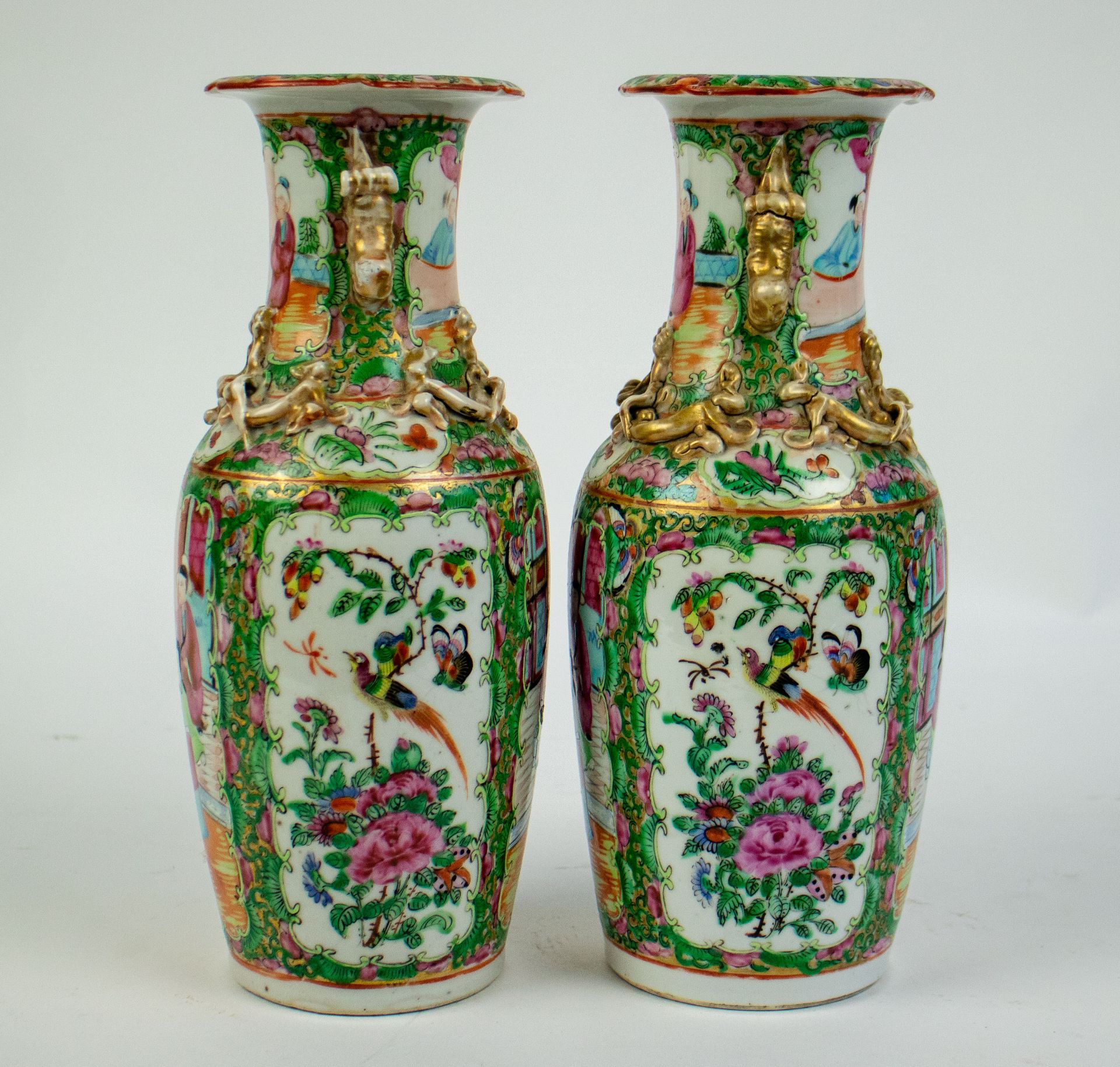 A pair of small kanton vases - Bild 4 aus 5
