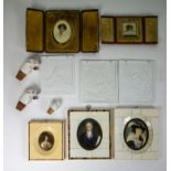 Lot with miniatures and porcelain plaques