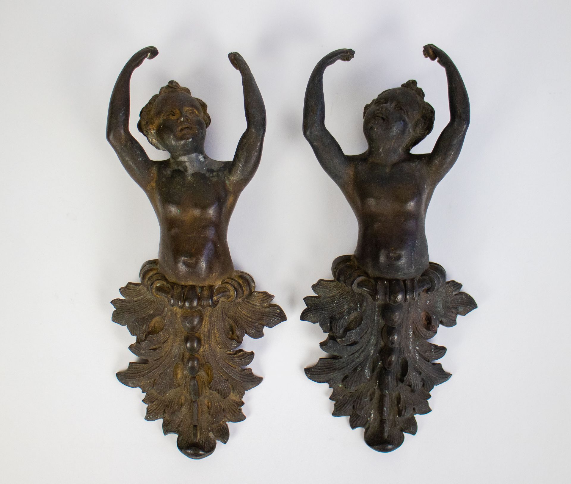 Lot with 2 bronze putti and 2 bronze wall sconces - Bild 2 aus 2