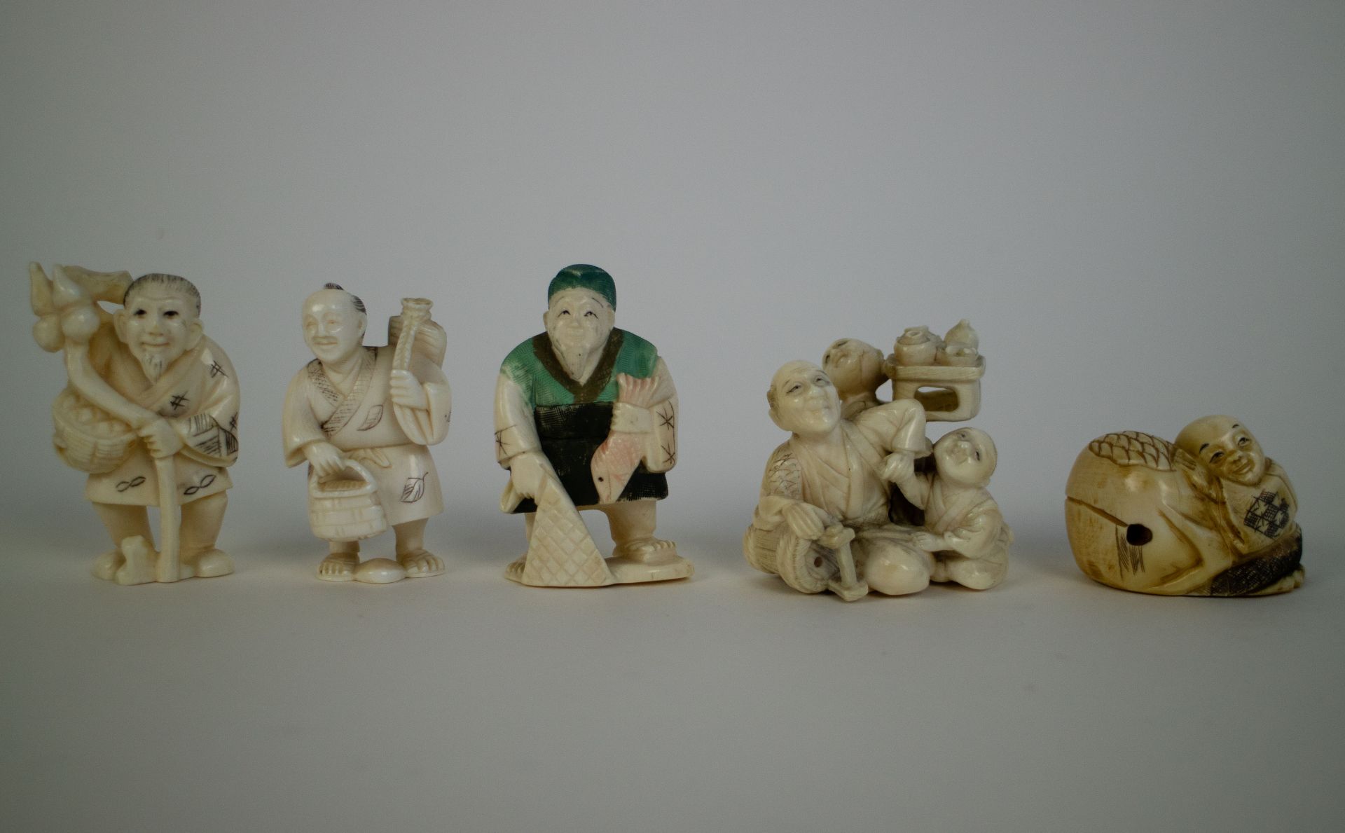 5 Japanese ivory figures/netsukes