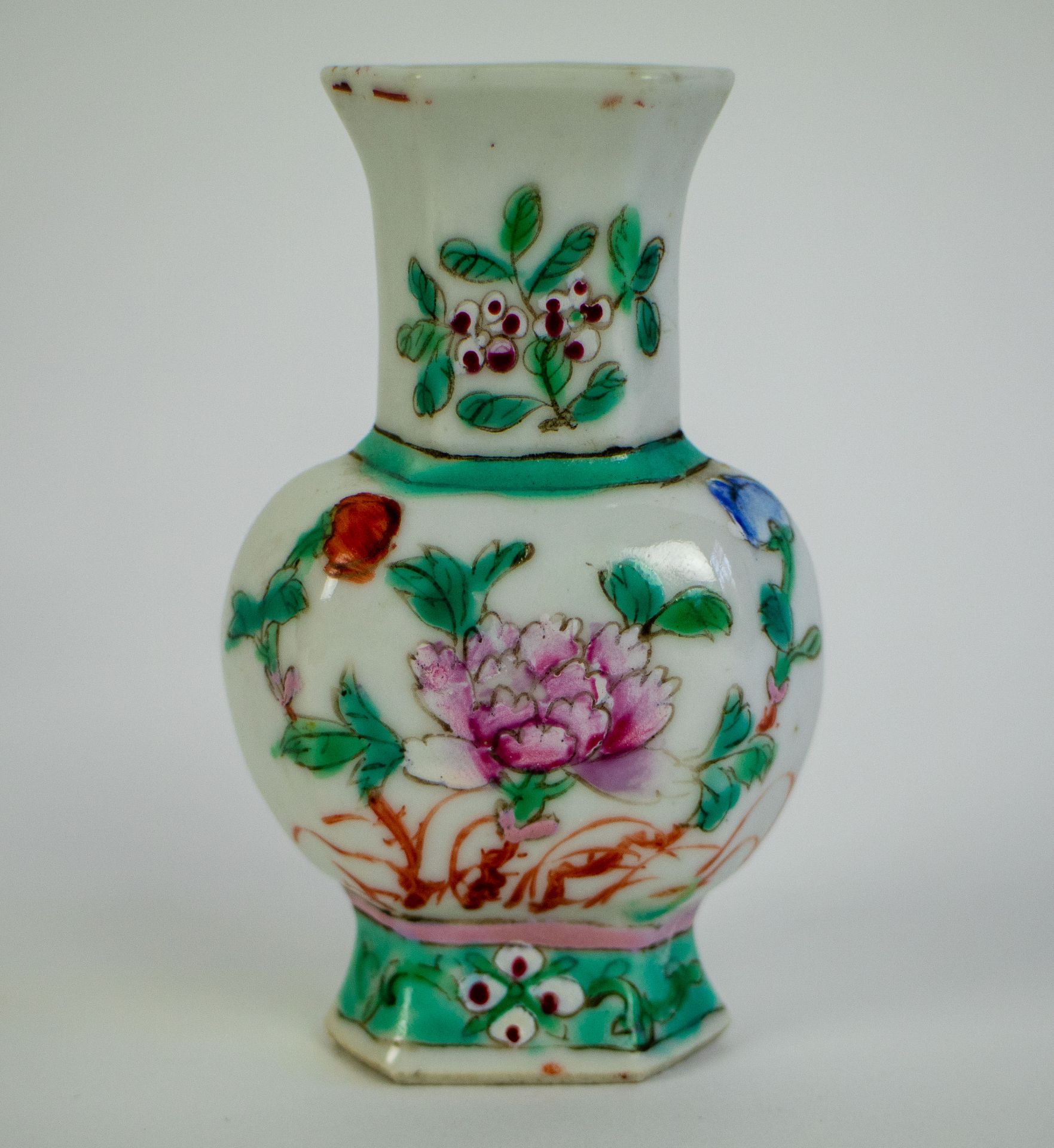 A lot with various 18thC Chinese porcelain - Image 6 of 7