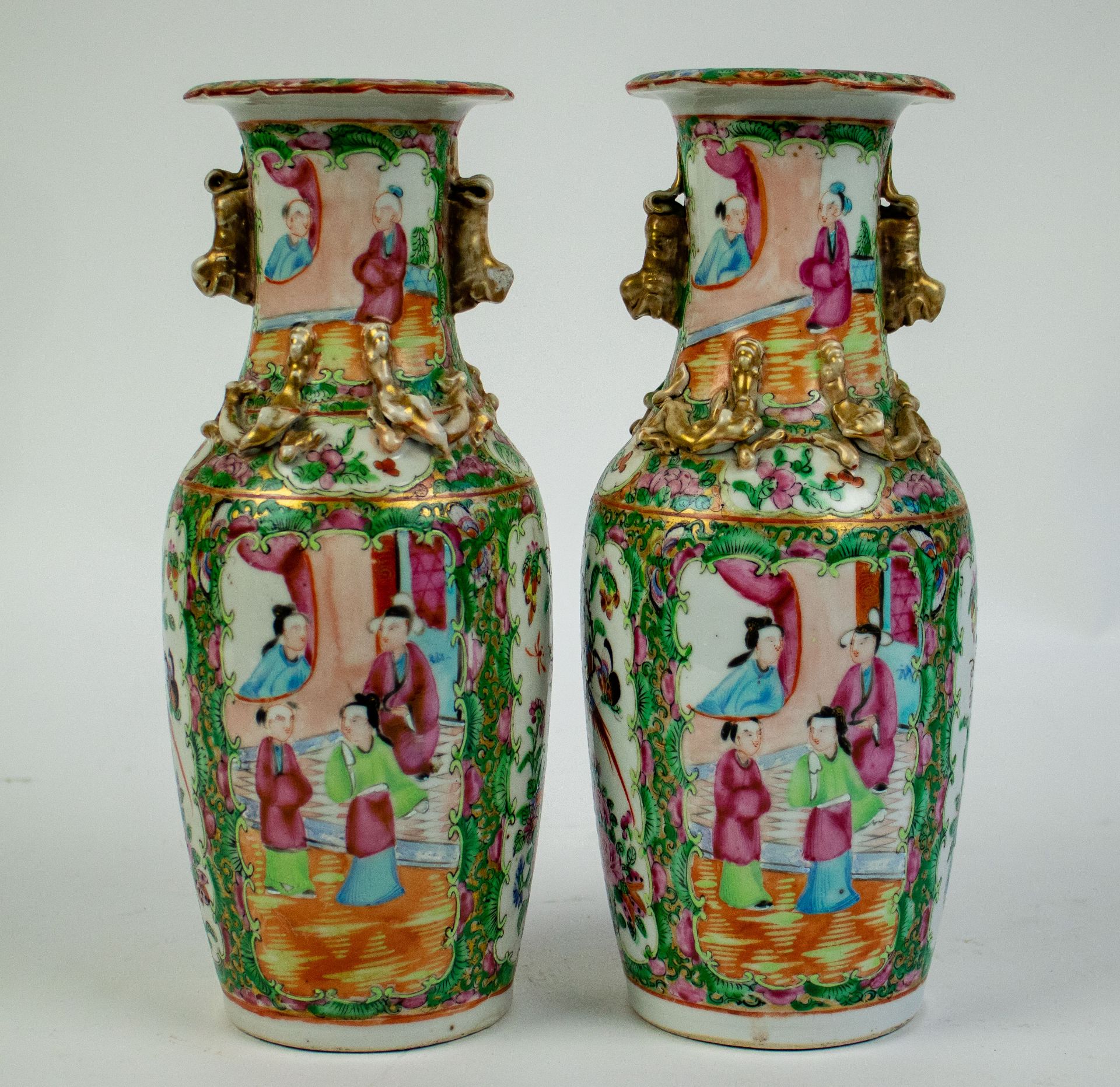 A pair of small kanton vases - Bild 3 aus 5