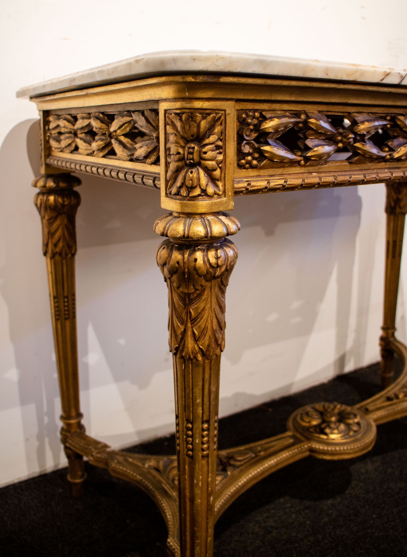 Gilded side table with marble top - Bild 2 aus 3