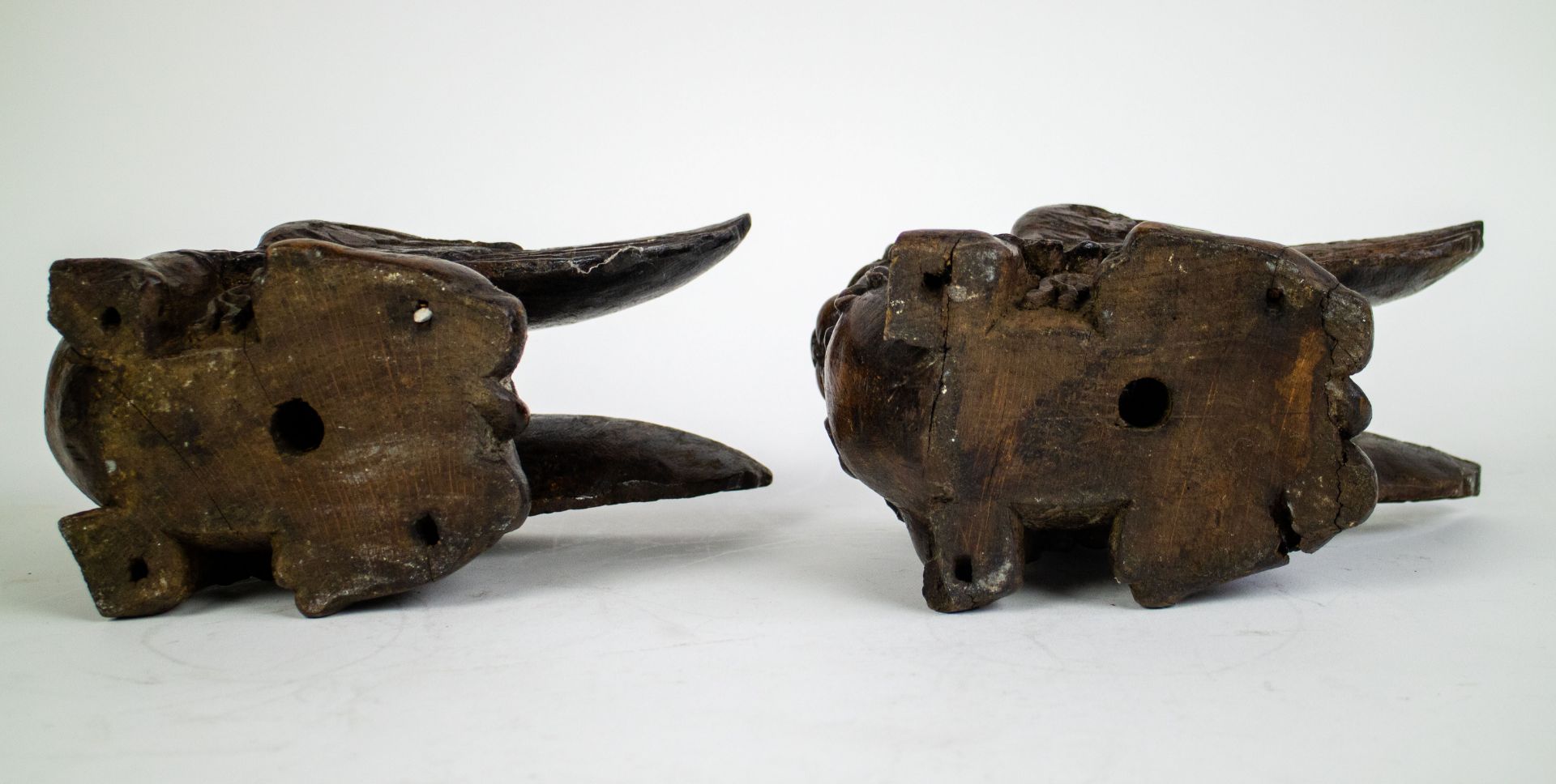 2 wooden winged lions 17thC - Image 6 of 6