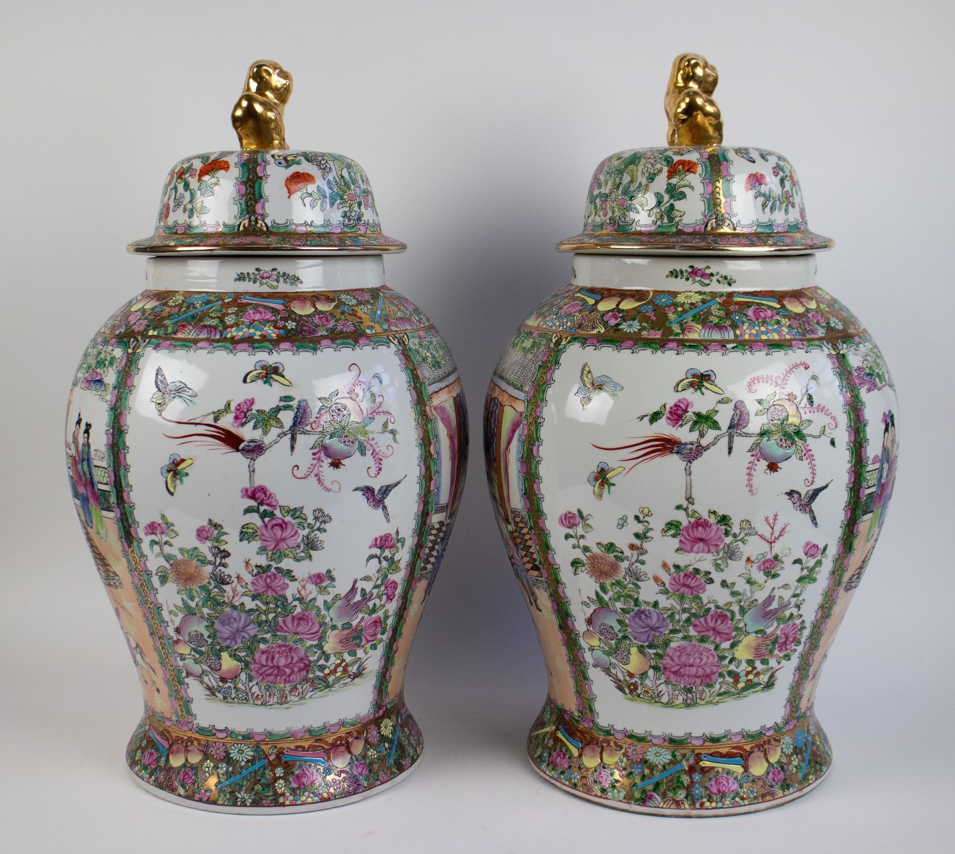 Pair Chinese lidded famille rose vases - Bild 4 aus 5