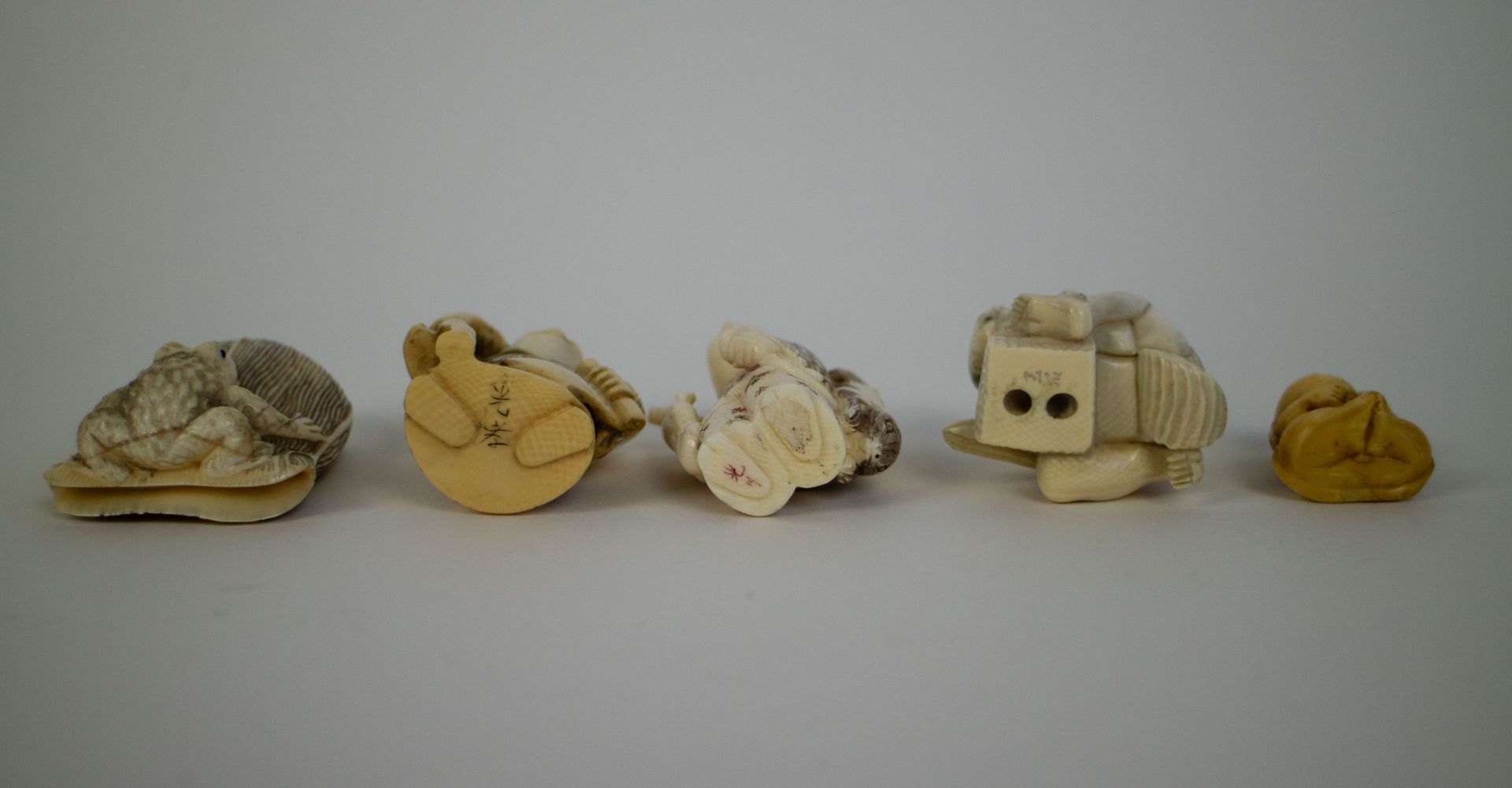 5 Japanese ivory figures/netsukes - Bild 3 aus 3