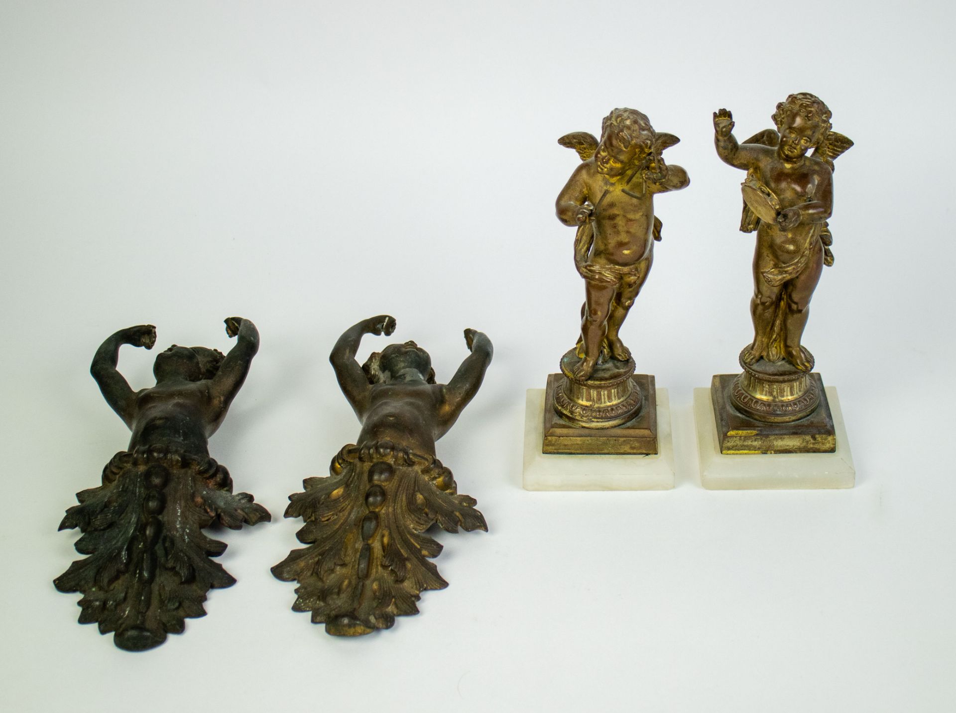 Lot with 2 bronze putti and 2 bronze wall sconces