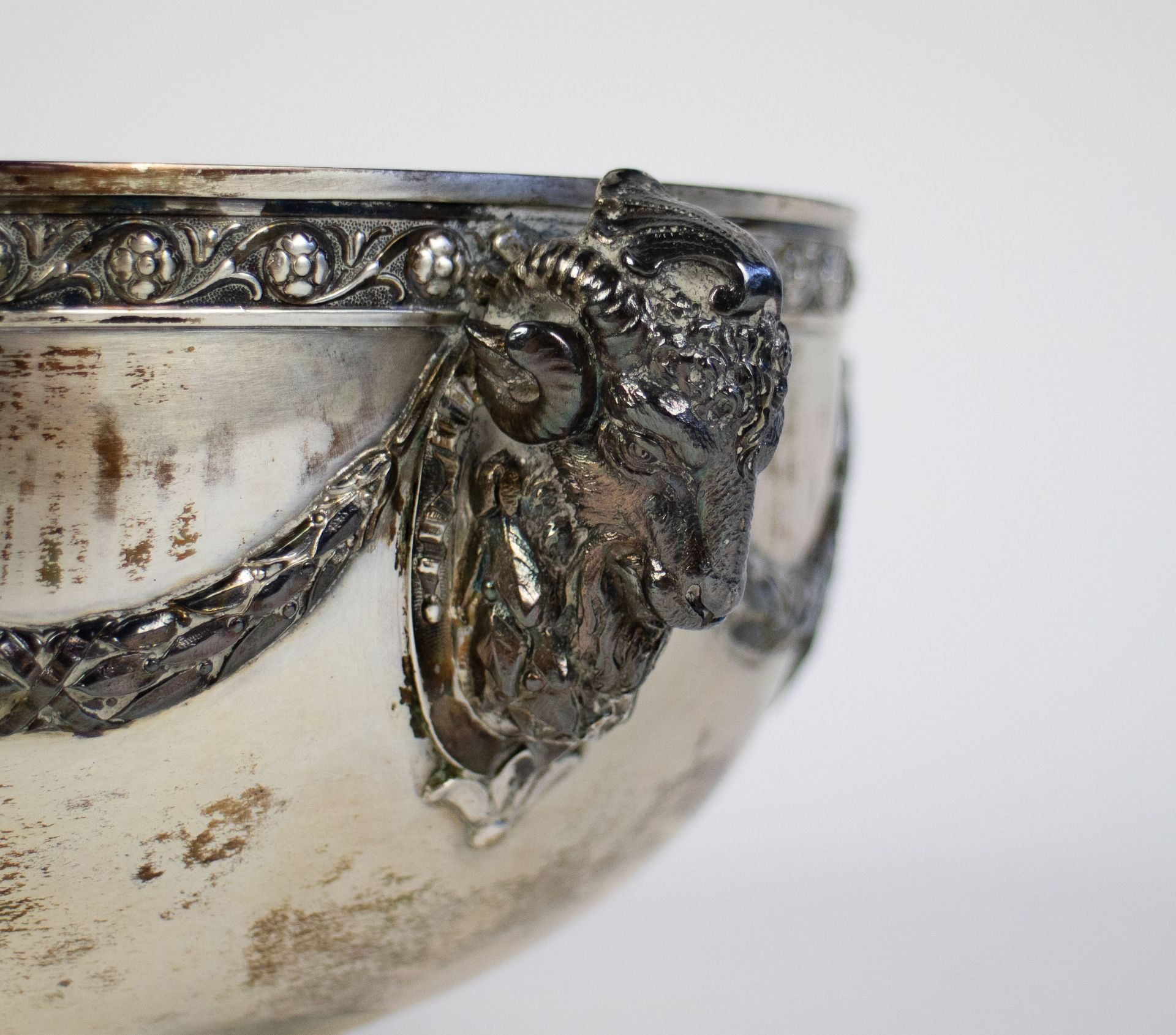 Silver bowl decorated with ram heads - Image 2 of 7