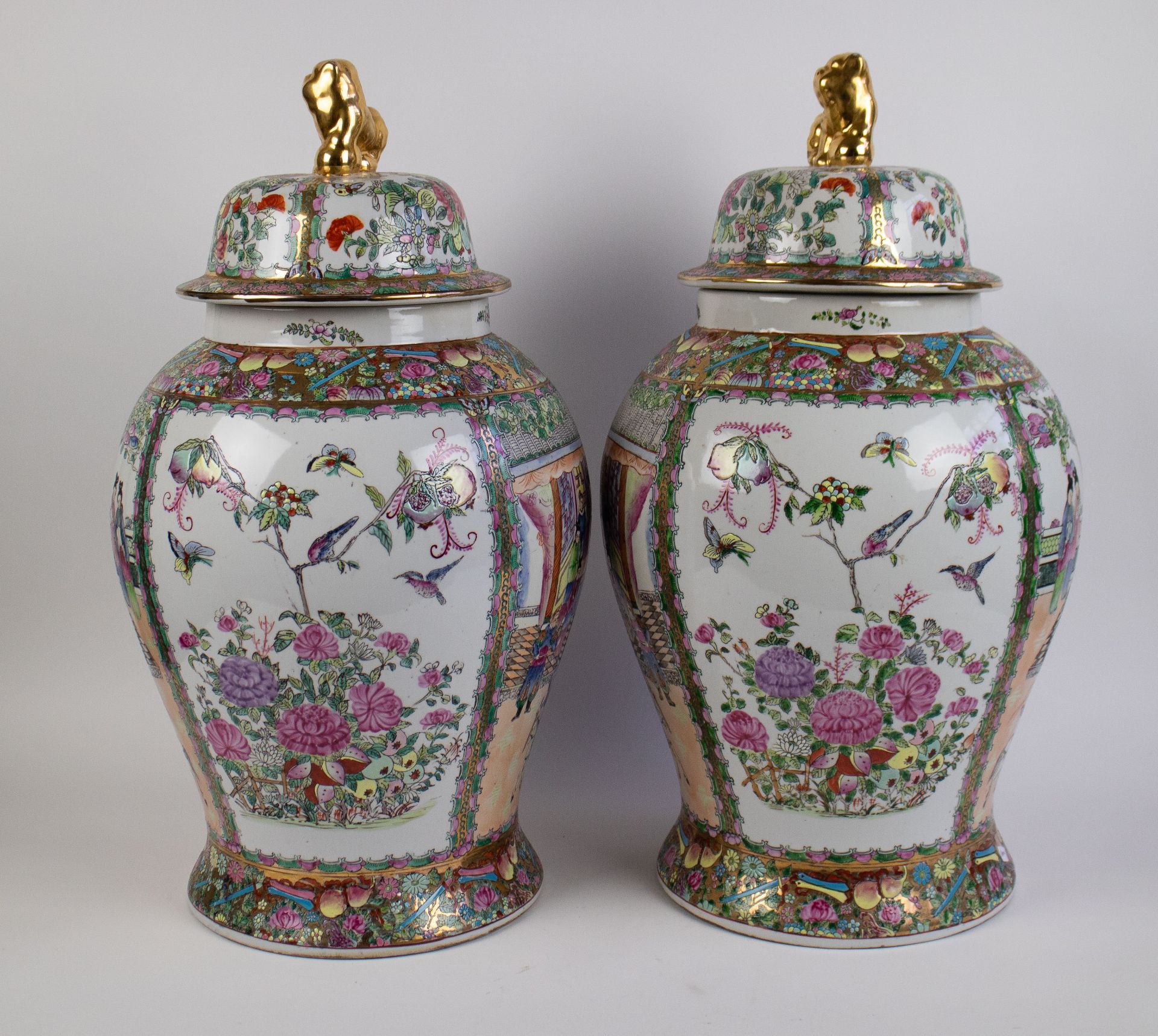 Pair Chinese lidded famille rose vases - Bild 2 aus 5