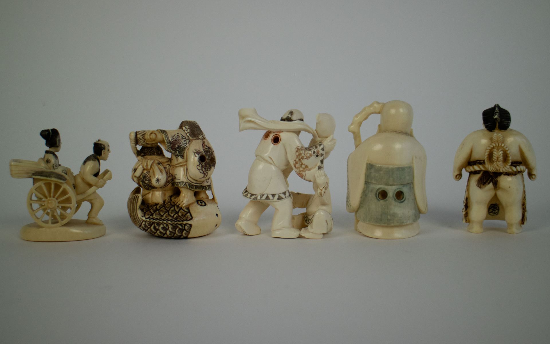 5 Japanese ivory figures/netsukes - Bild 2 aus 3