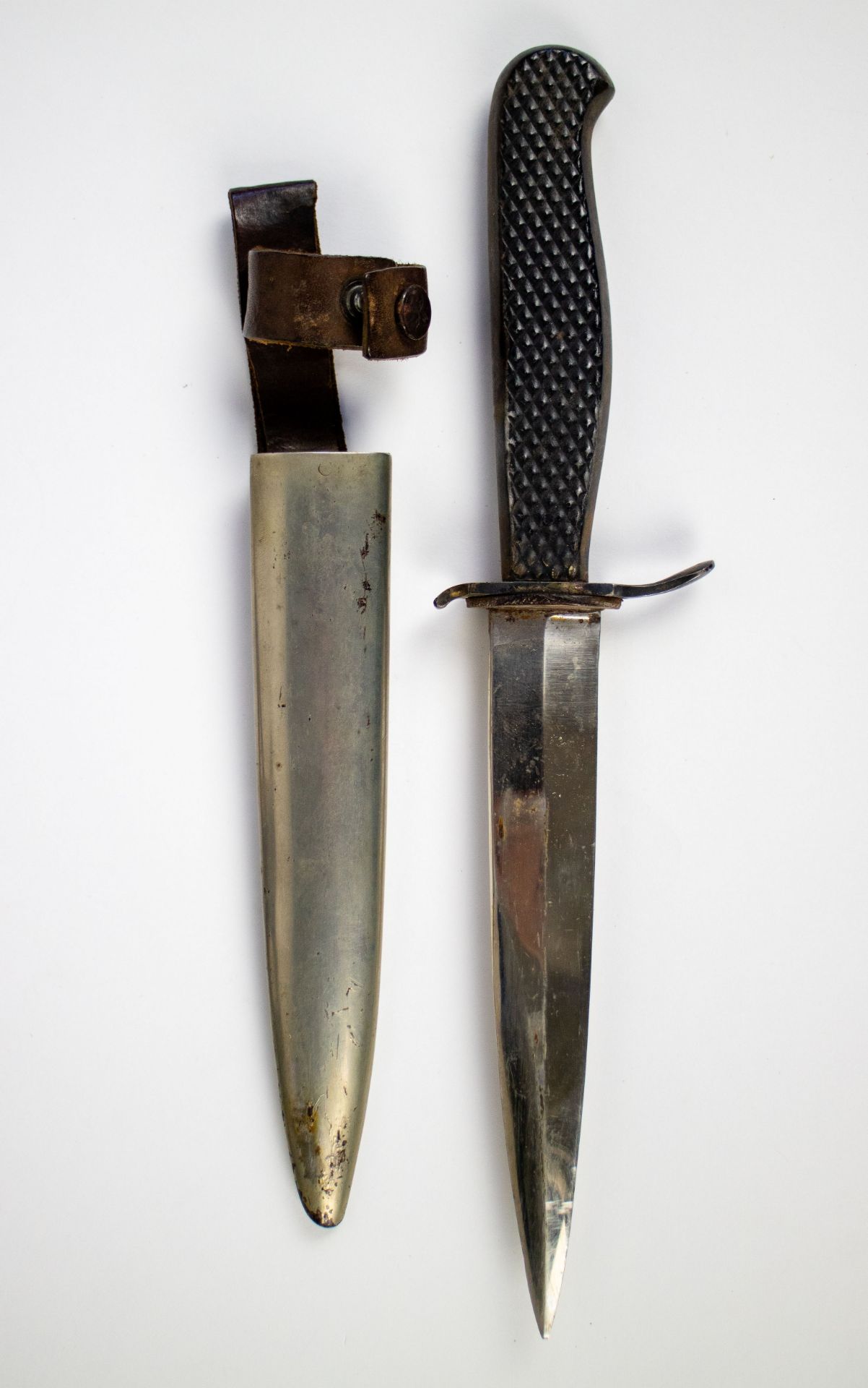 Lot with a combat dagger WWI, the head of an obus WOI and klokke Roeland - Bild 2 aus 4