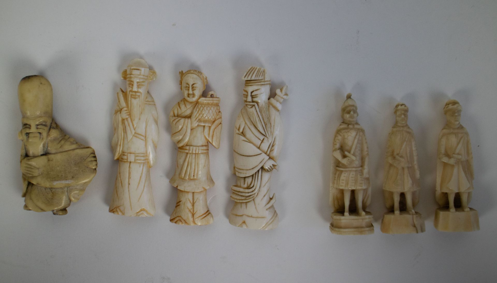 Lot with various ivory figures/netsuke