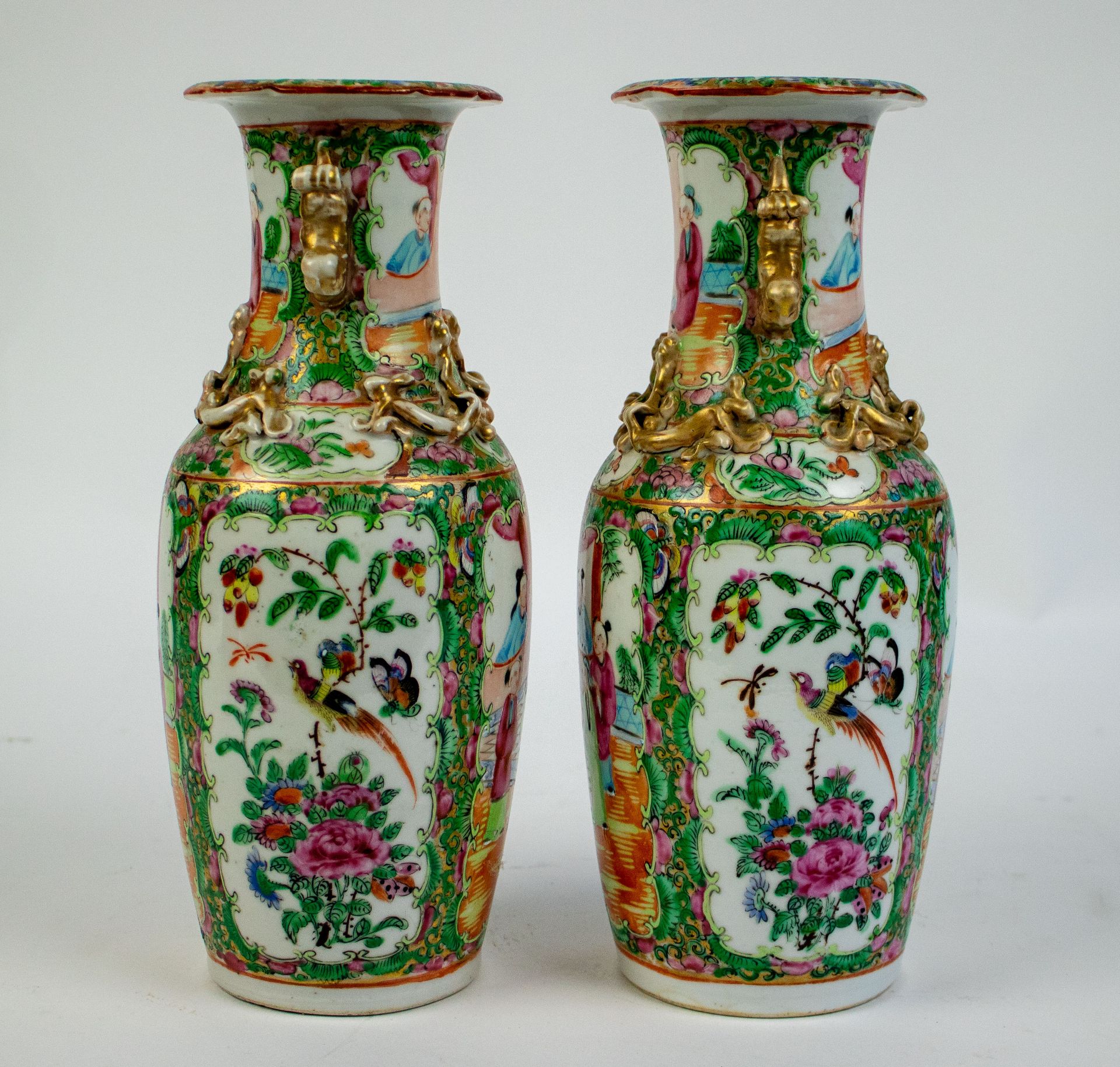 A pair of small kanton vases - Bild 2 aus 5