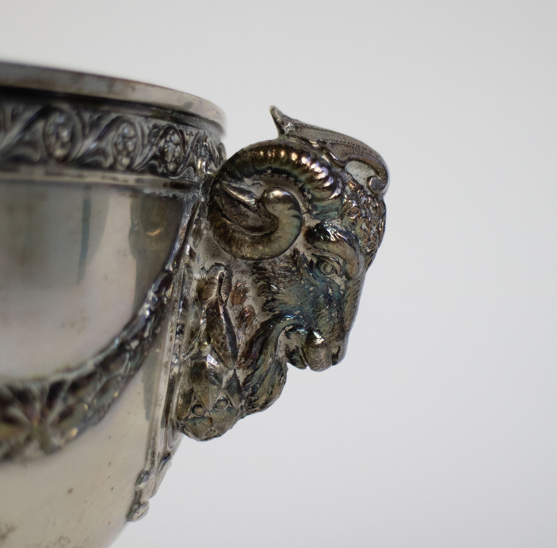 Silver bowl decorated with ram heads - Image 5 of 7