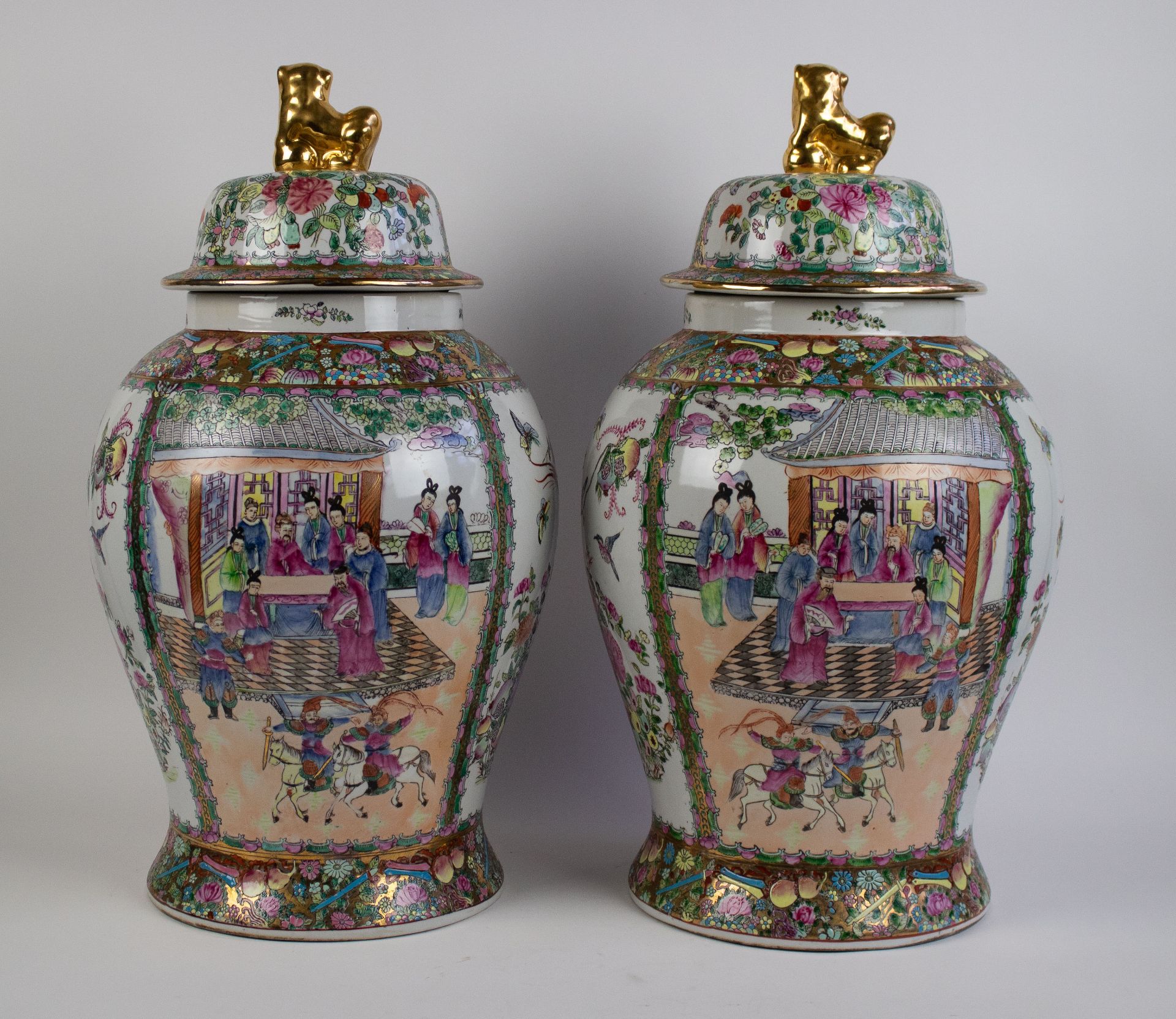 Pair Chinese lidded famille rose vases - Bild 3 aus 5