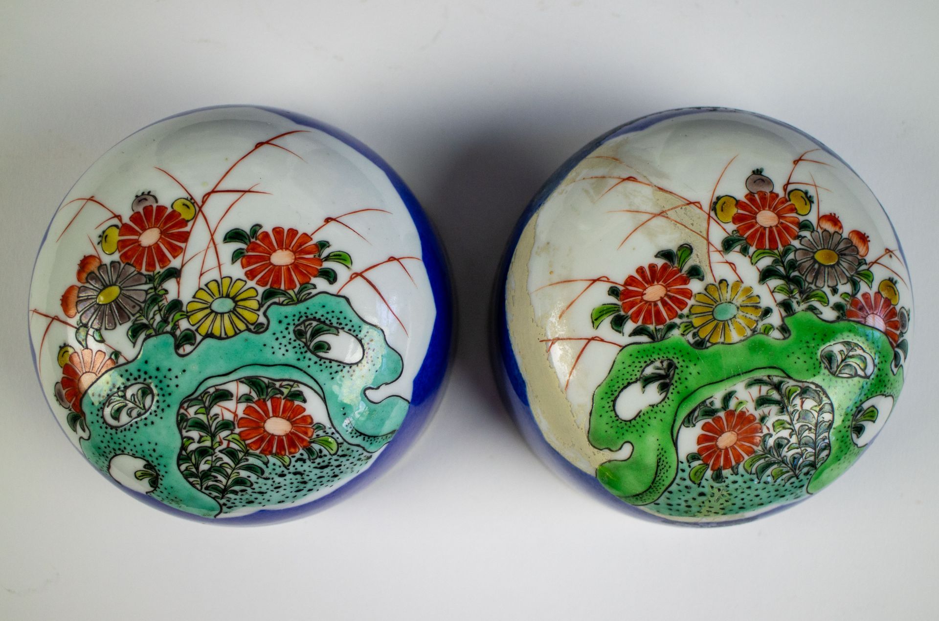 A pair of Kangxi lidded vases - Image 5 of 13