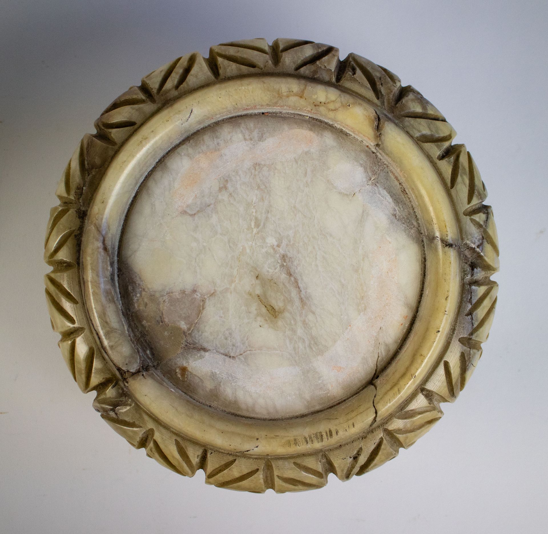 Spiral carved alabaster pedestal - Bild 2 aus 2