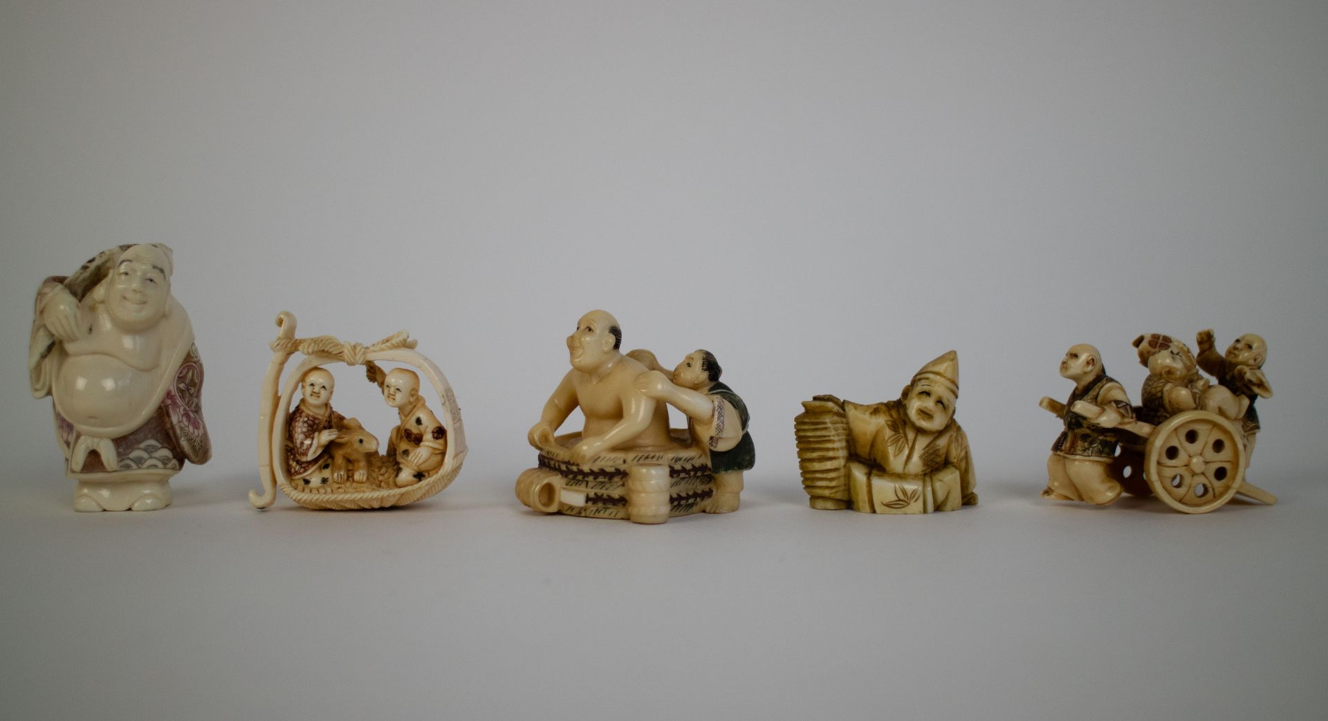 5 Japanese ivory figures/netsukes