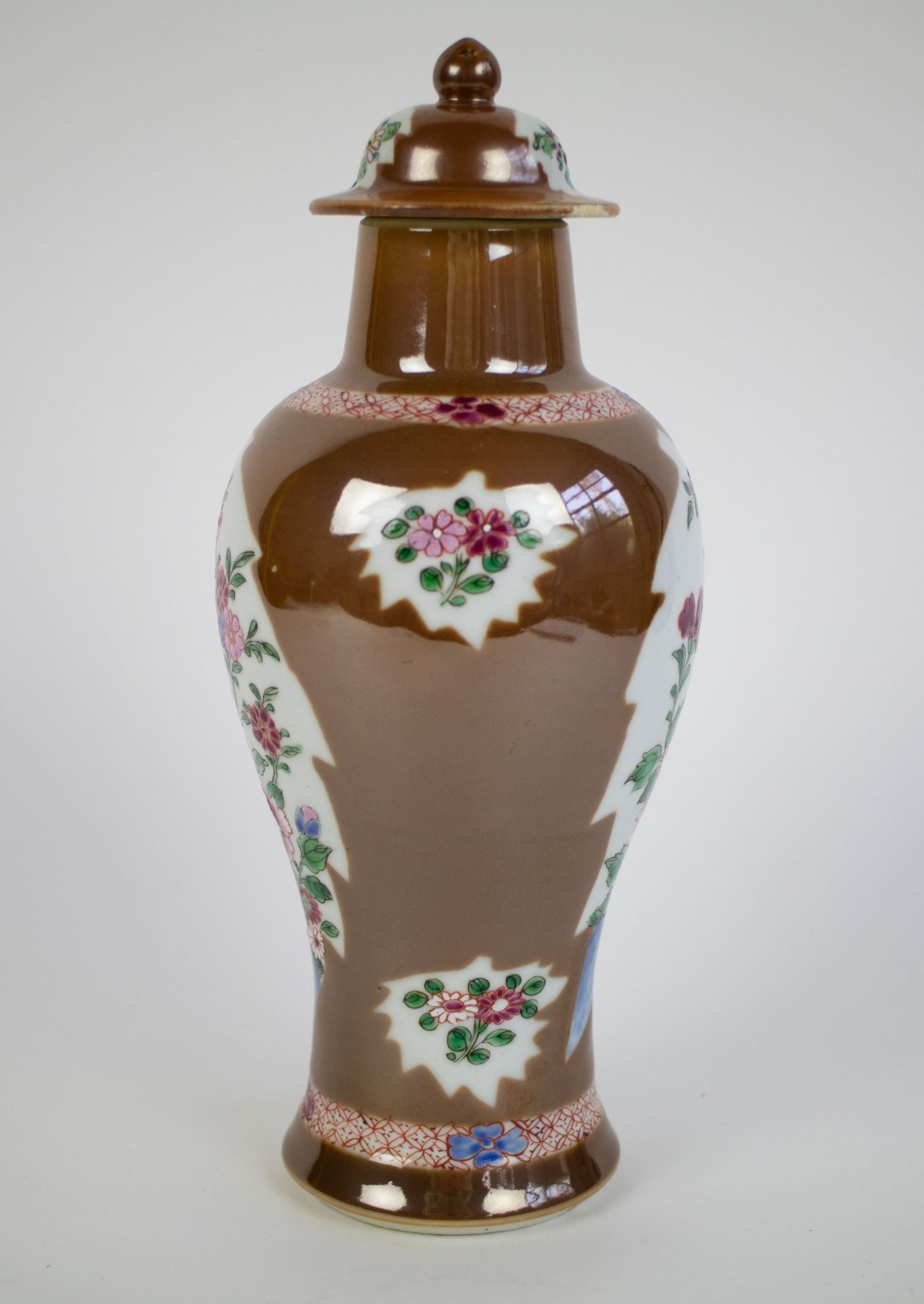 A Qianlong famille rose vase with cover - Bild 2 aus 6