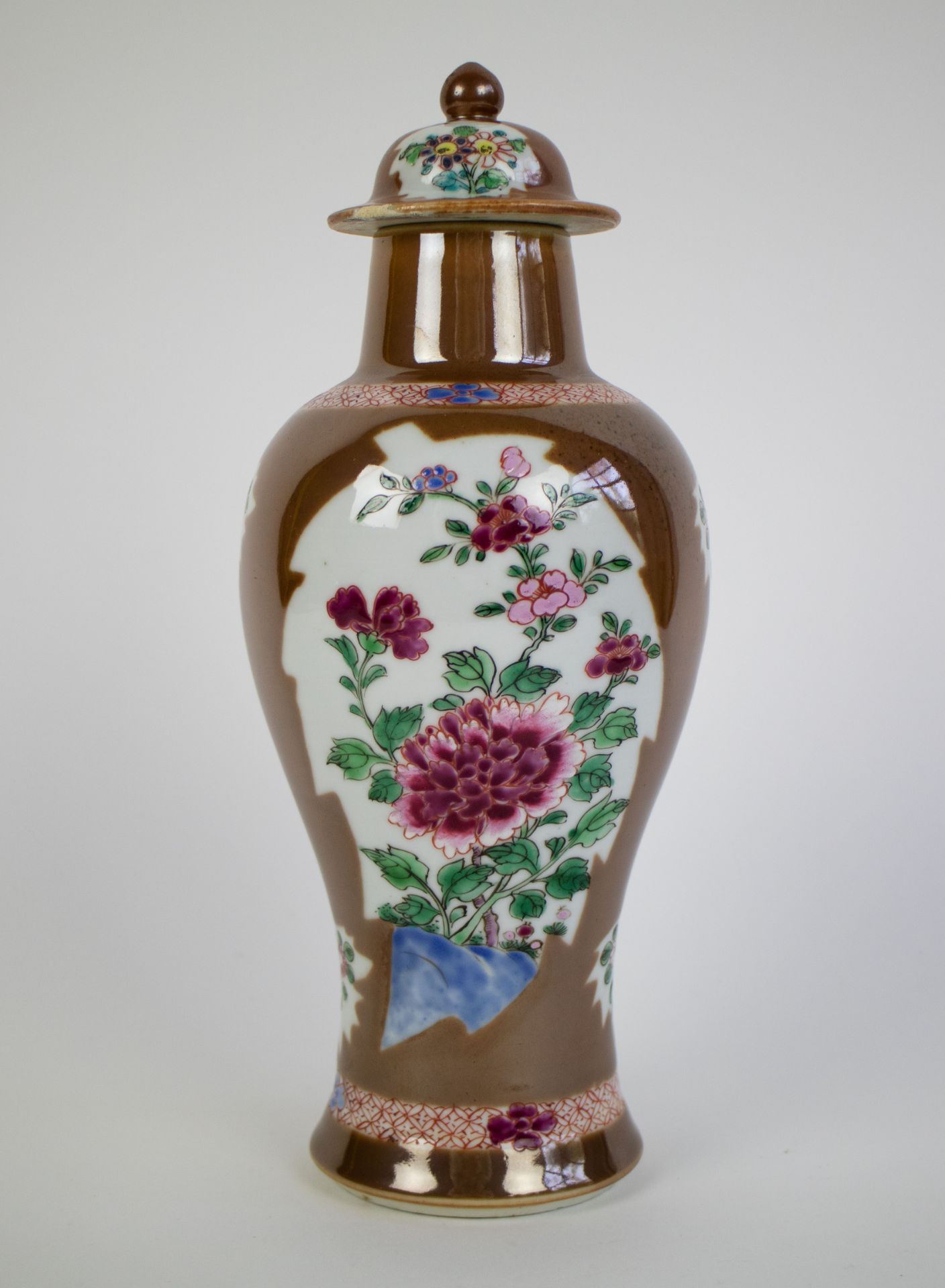 A Qianlong famille rose vase with cover - Bild 3 aus 6