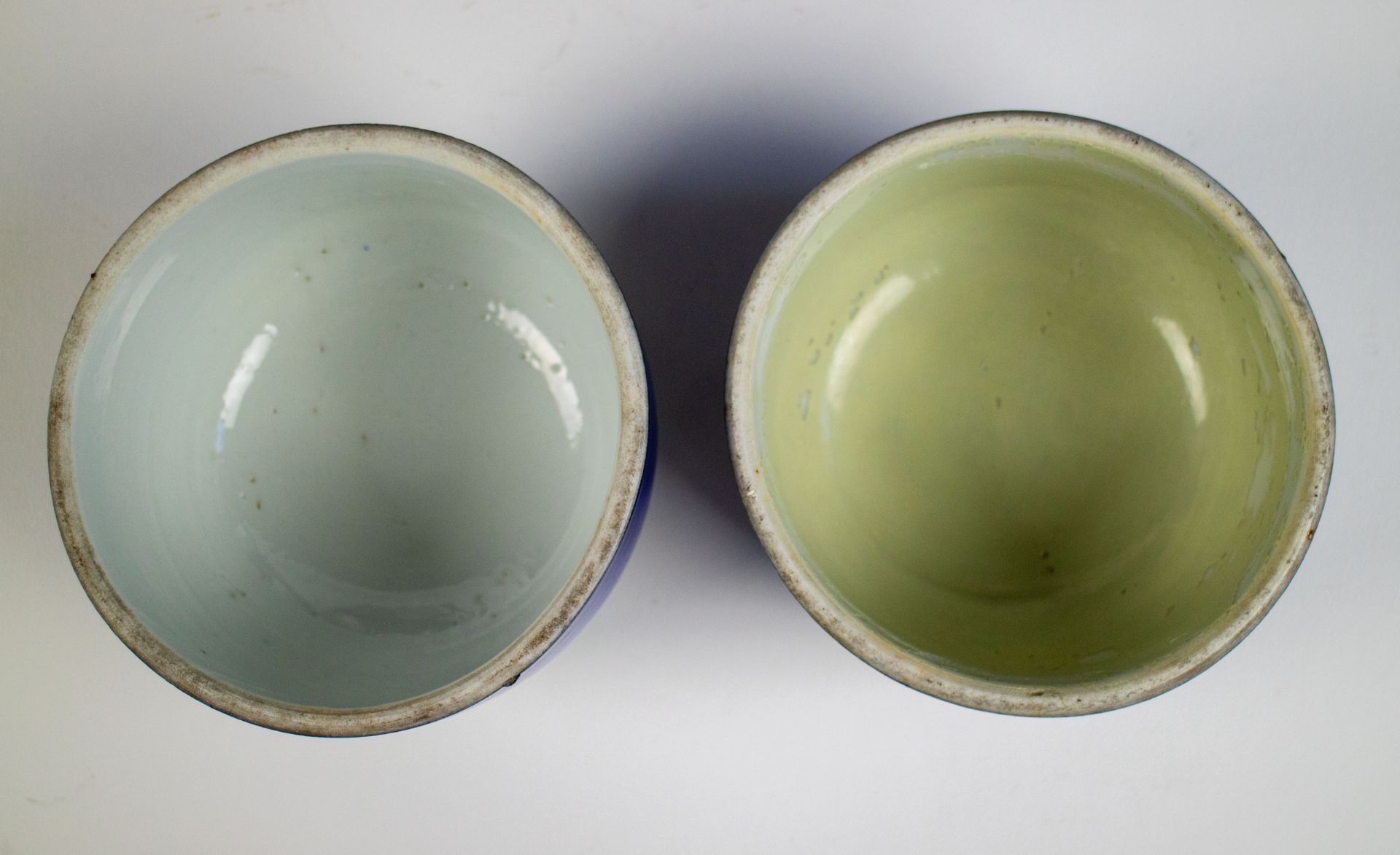 A pair of Kangxi lidded vases - Image 6 of 13