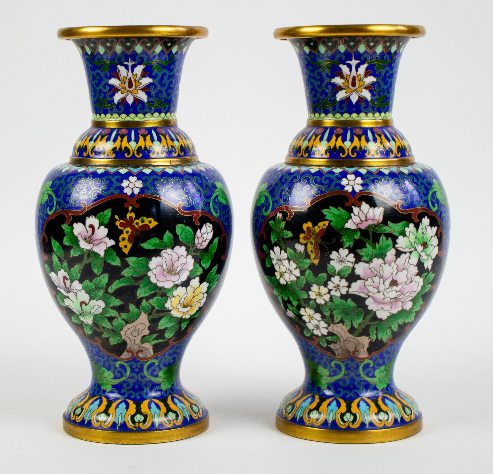 A pair of cloissoné vases - Image 3 of 6