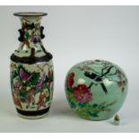 Lot with a Nankin vase and a Chinese pot with cover