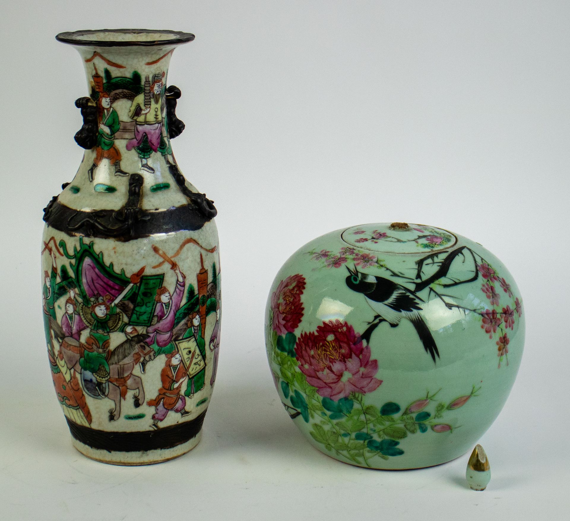 Lot with a Nankin vase and a Chinese pot with cover