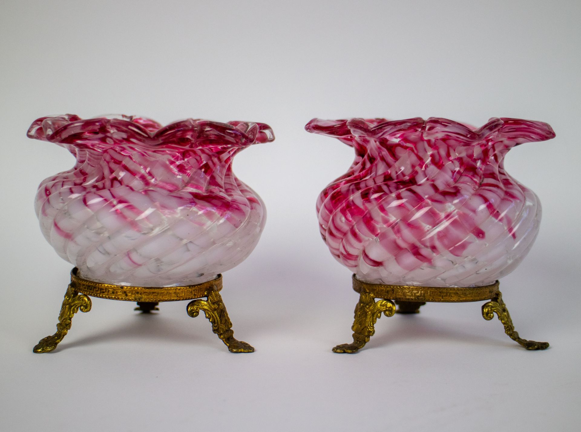 A pair of glass decorative vases with bronze fittings 19th C. - Bild 3 aus 3