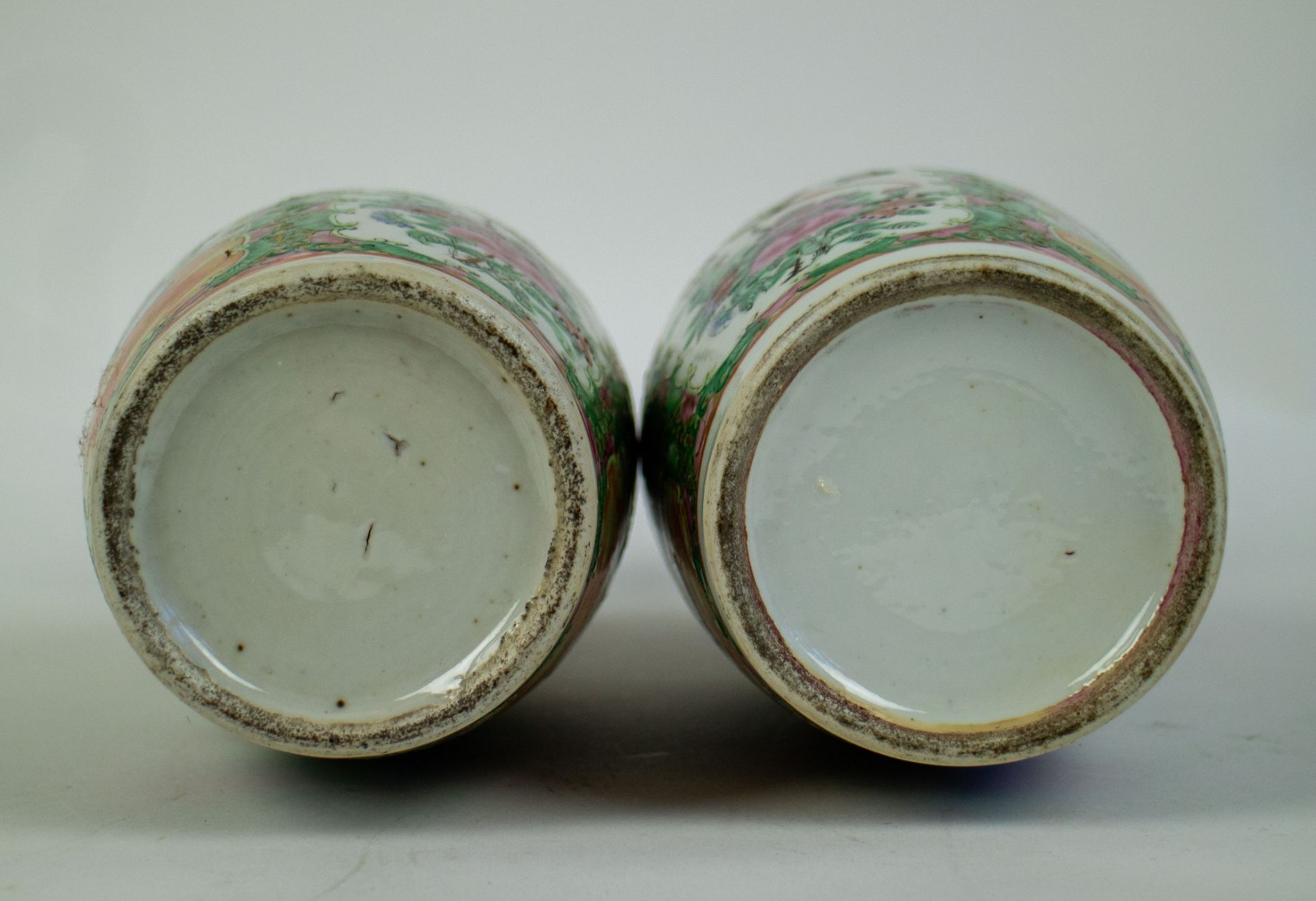 A pair of small kanton vases - Bild 5 aus 5