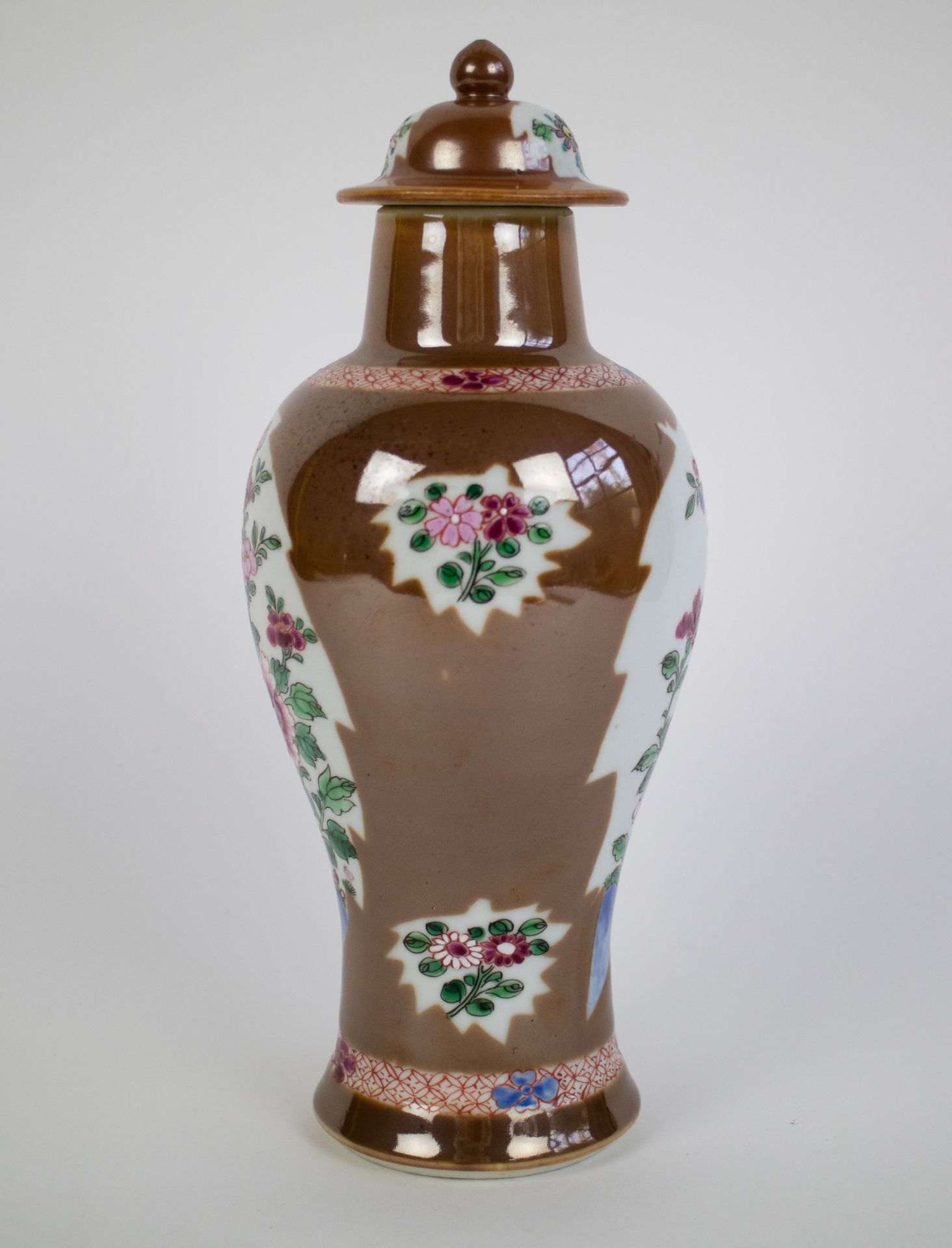 A Qianlong famille rose vase with cover - Bild 4 aus 6