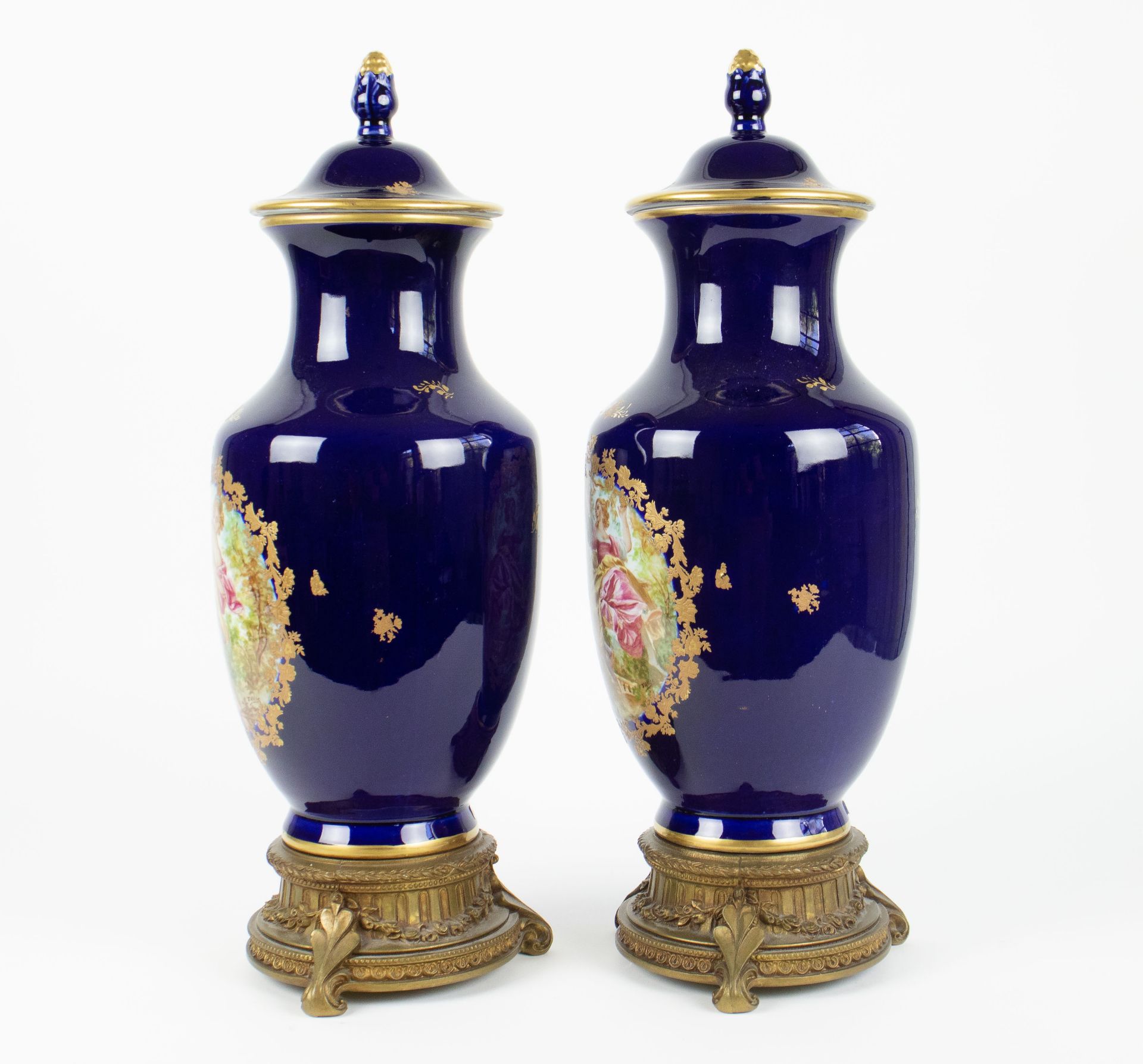 A pair of handpainted Sèvres style vases - Image 4 of 7