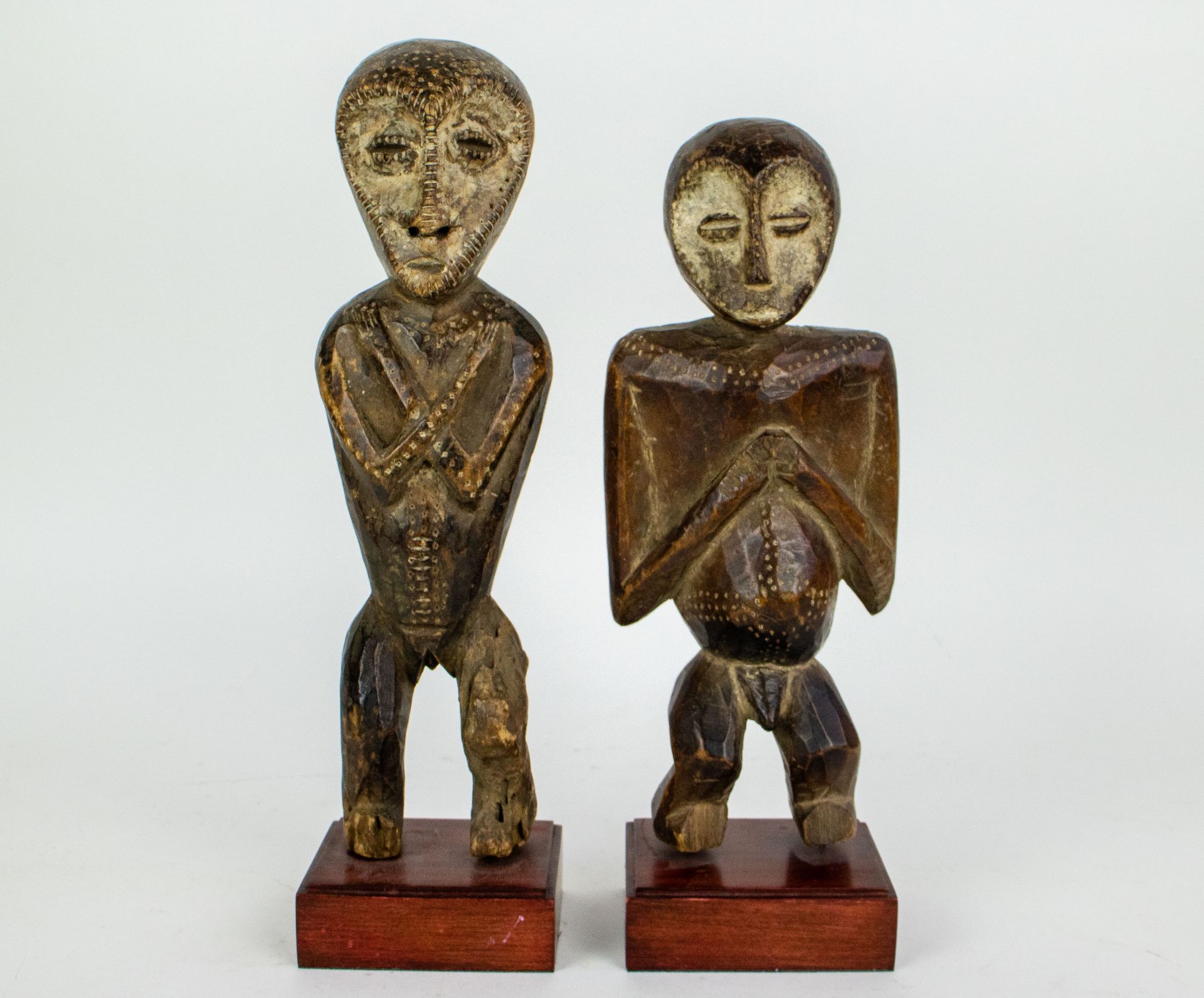 Couple Lega statues