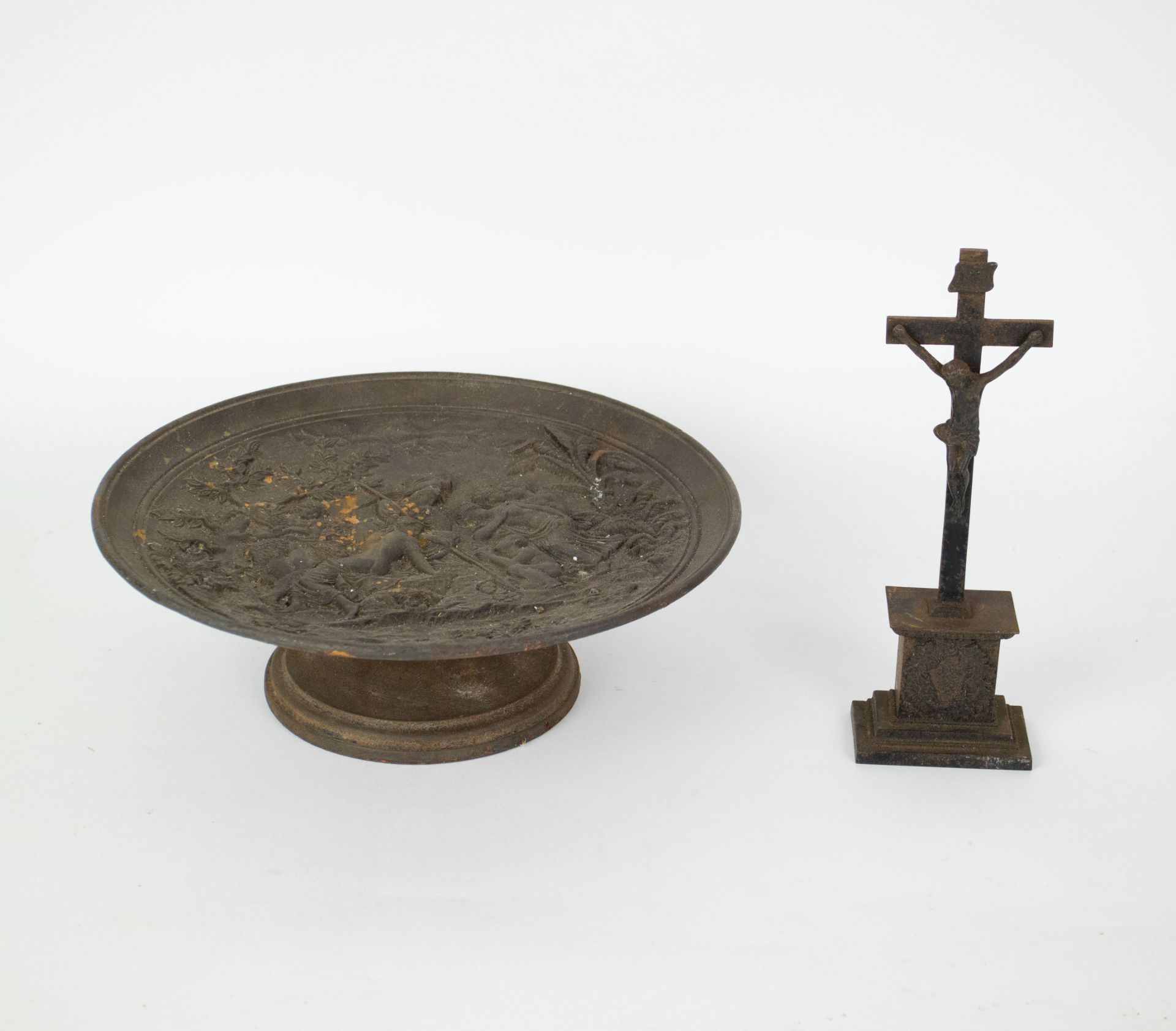 Fer de berlin Tazza and a crucifix