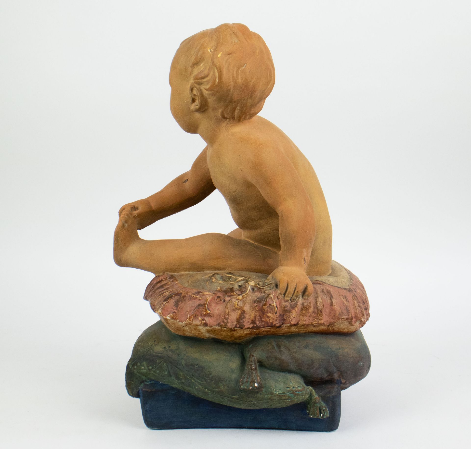 A patinated plaster sculpture of a child on a pillow - Bild 2 aus 4