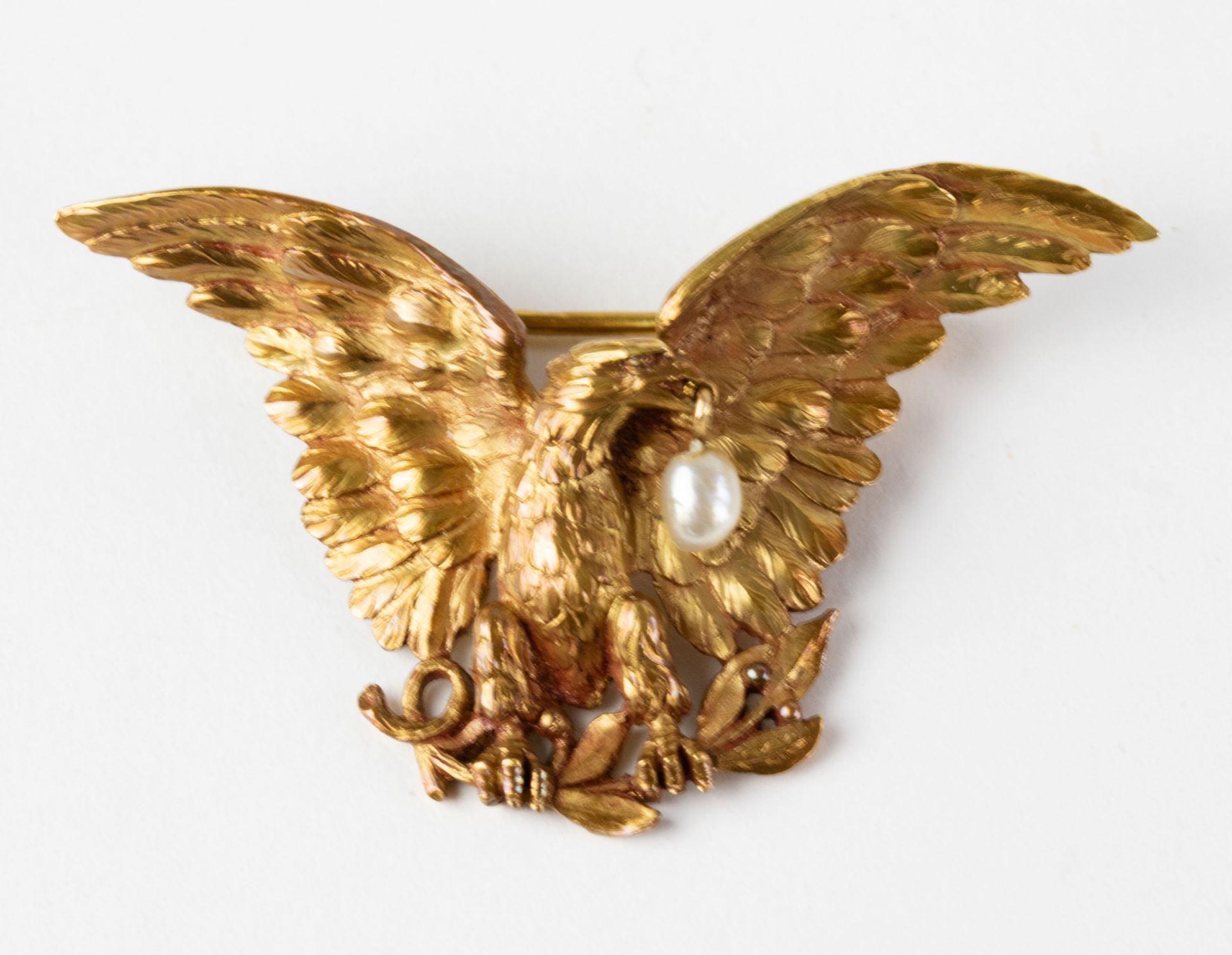 Golden brooch eagle with pearl 18 kt