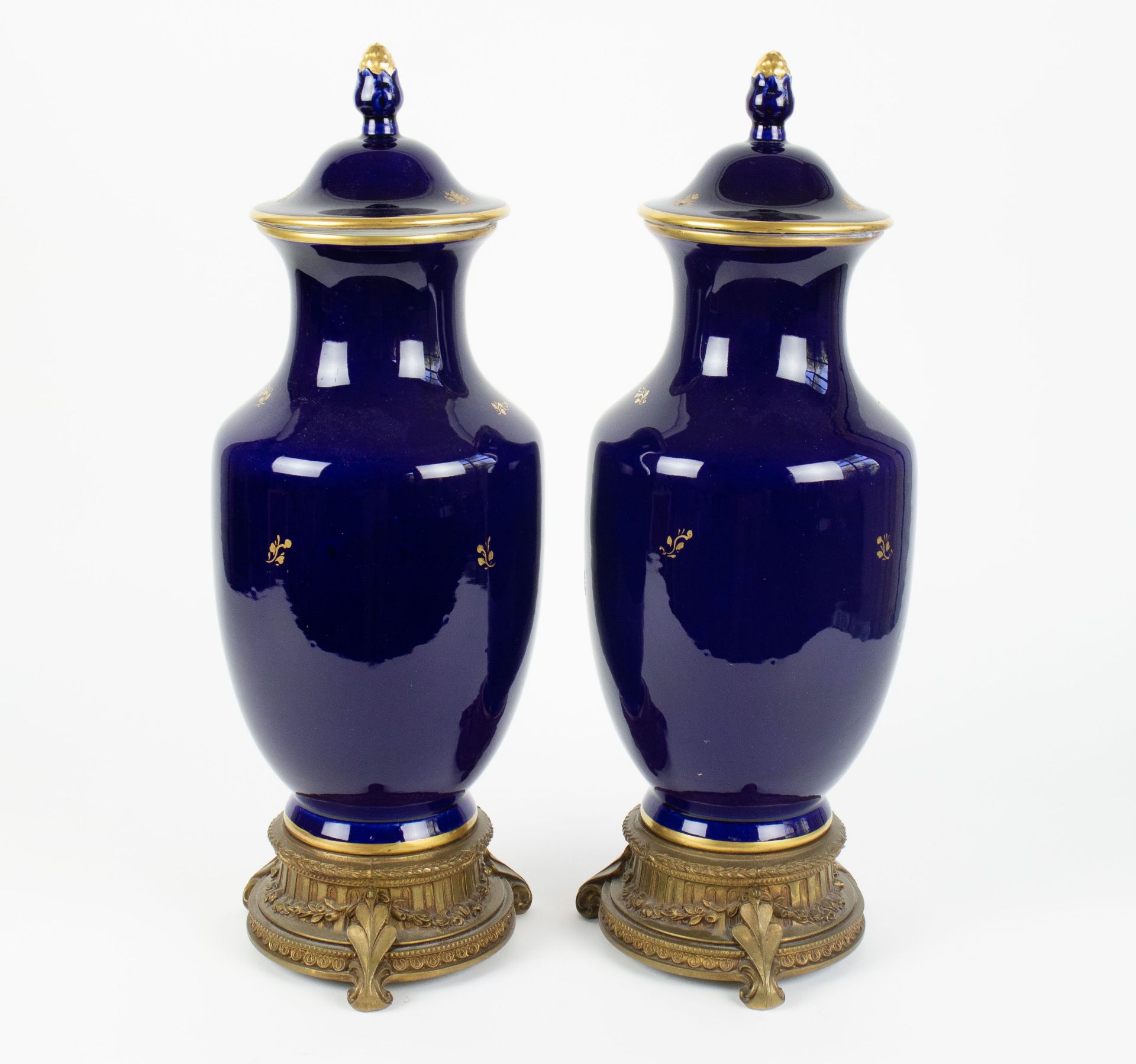 A pair of handpainted Sèvres style vases - Image 5 of 7