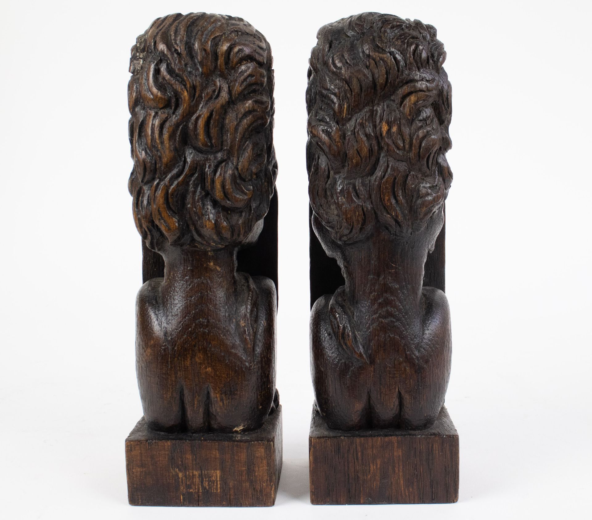A pair of wooden lions - Bild 3 aus 4