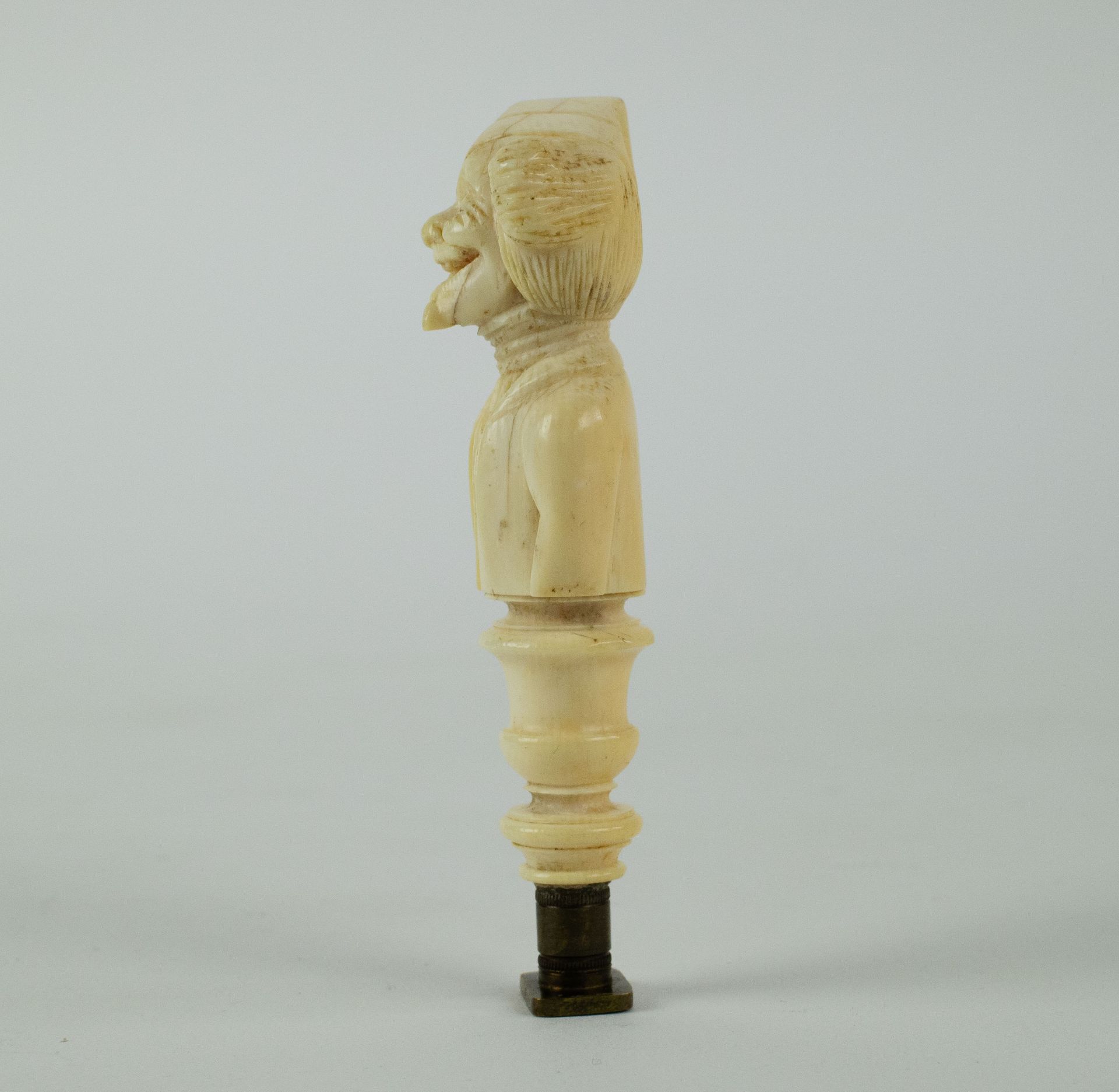 A carved ivory stamp - Bild 2 aus 5