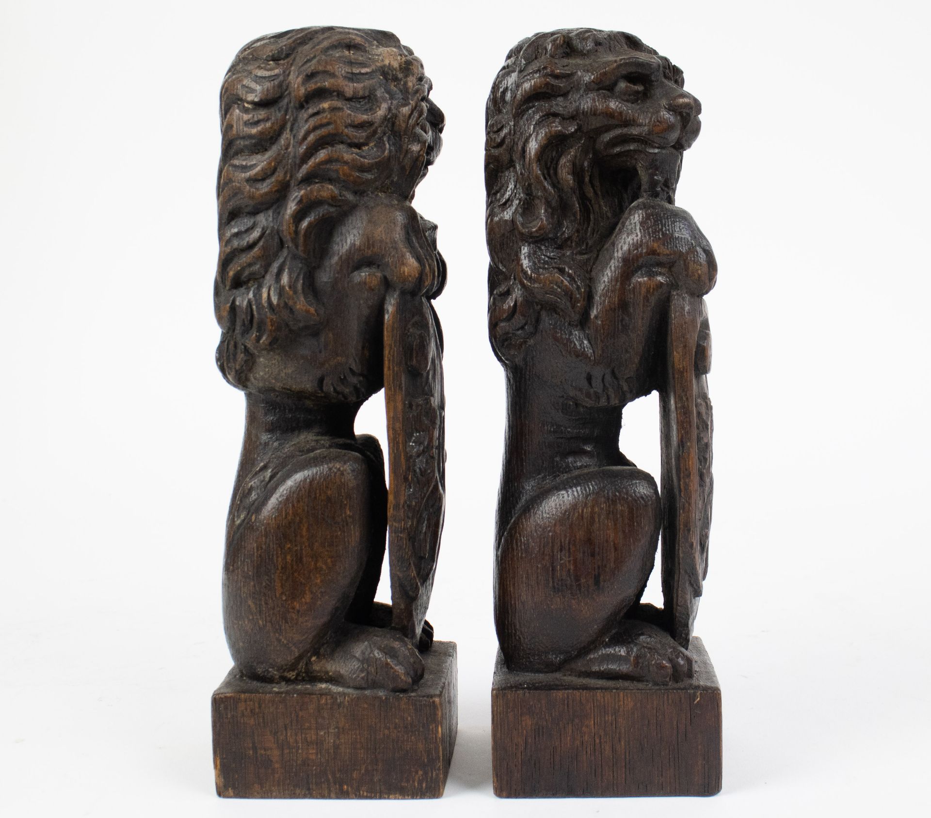 A pair of wooden lions - Bild 4 aus 4